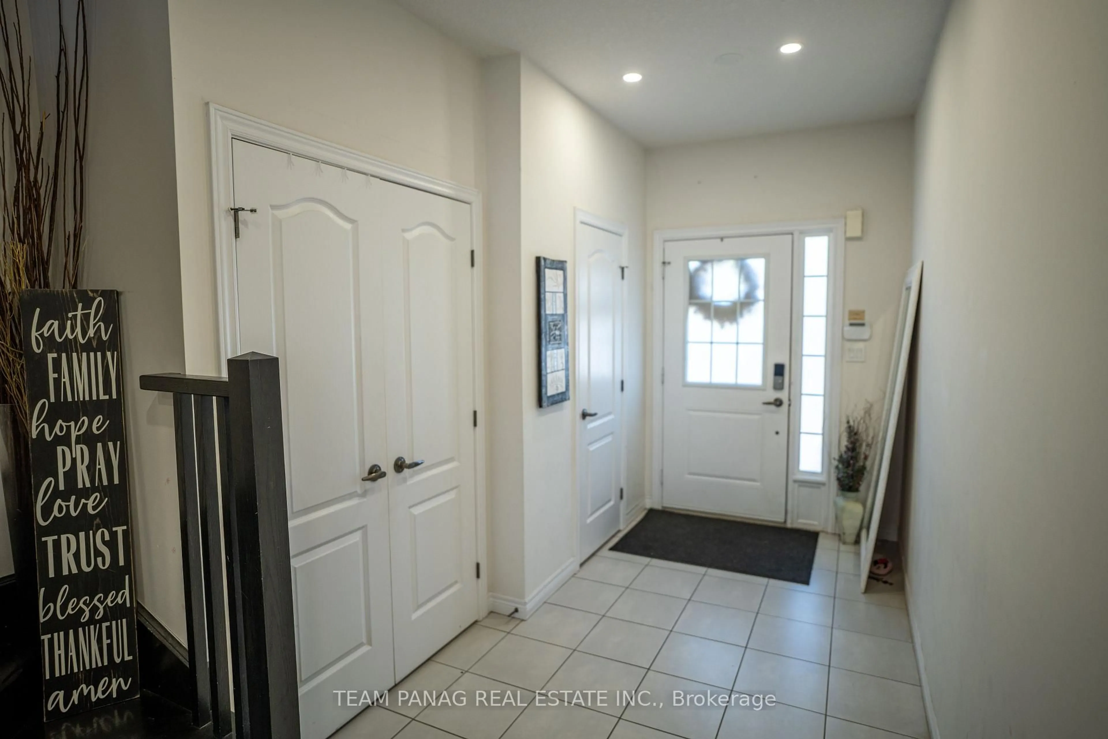 Indoor entryway for 23 Fairgrounds Dr, Hamilton Ontario L0R 1C0