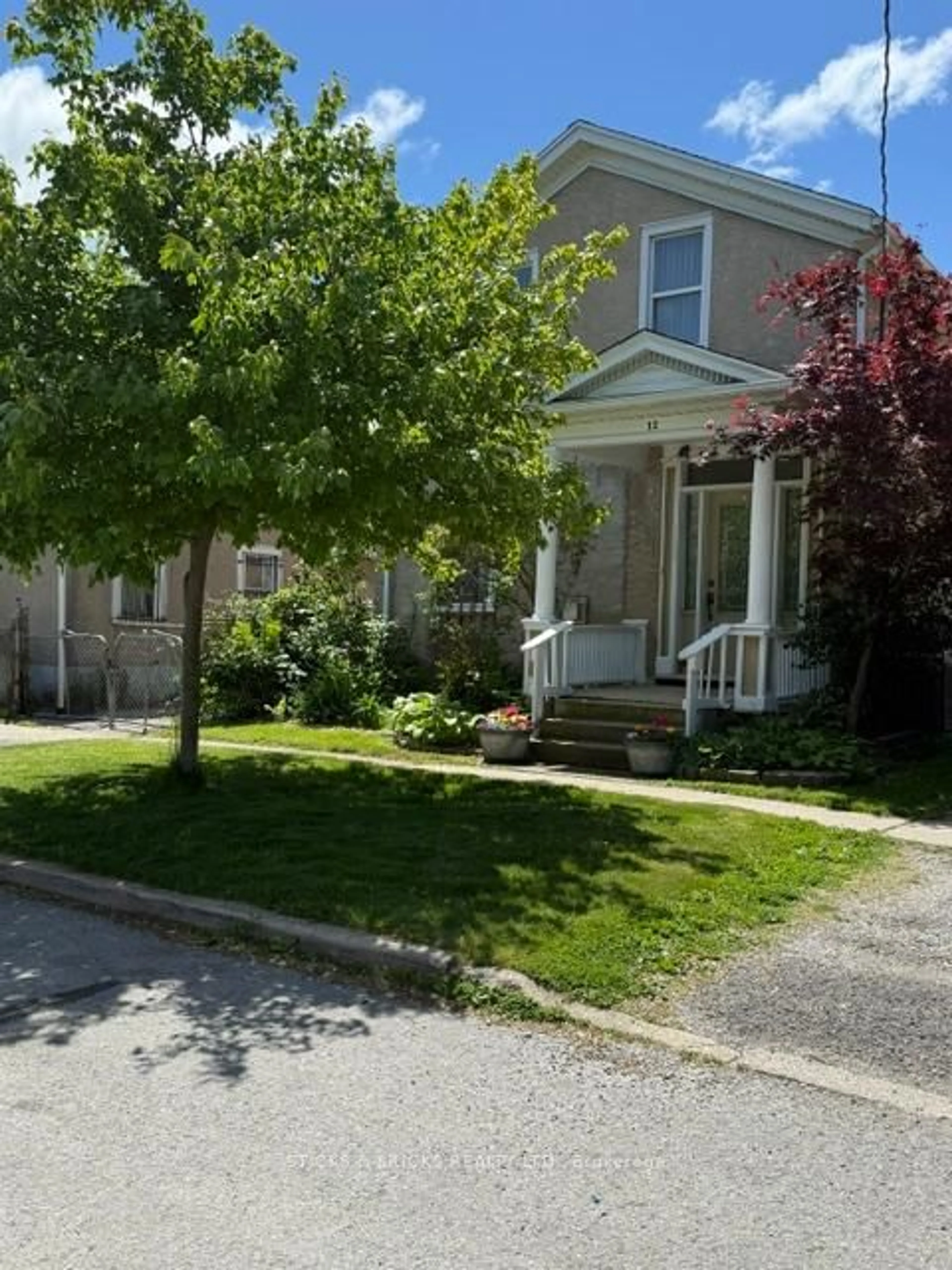 A pic from outside/outdoor area/front of a property/back of a property/a pic from drone, street for 12 Cross St, St. Catharines Ontario L2R 2W5
