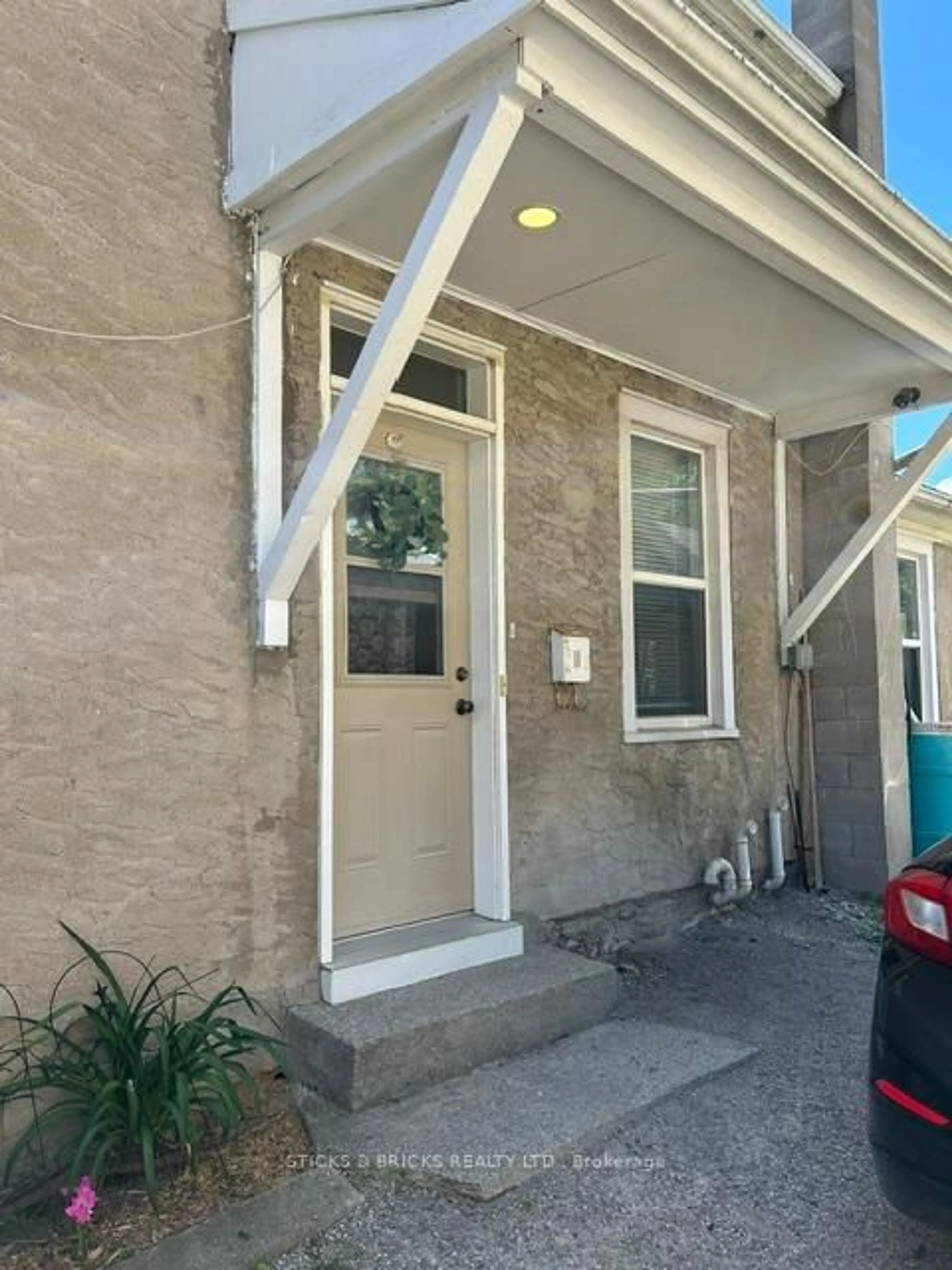 Unknown for 12 Cross St, St. Catharines Ontario L2R 2W5