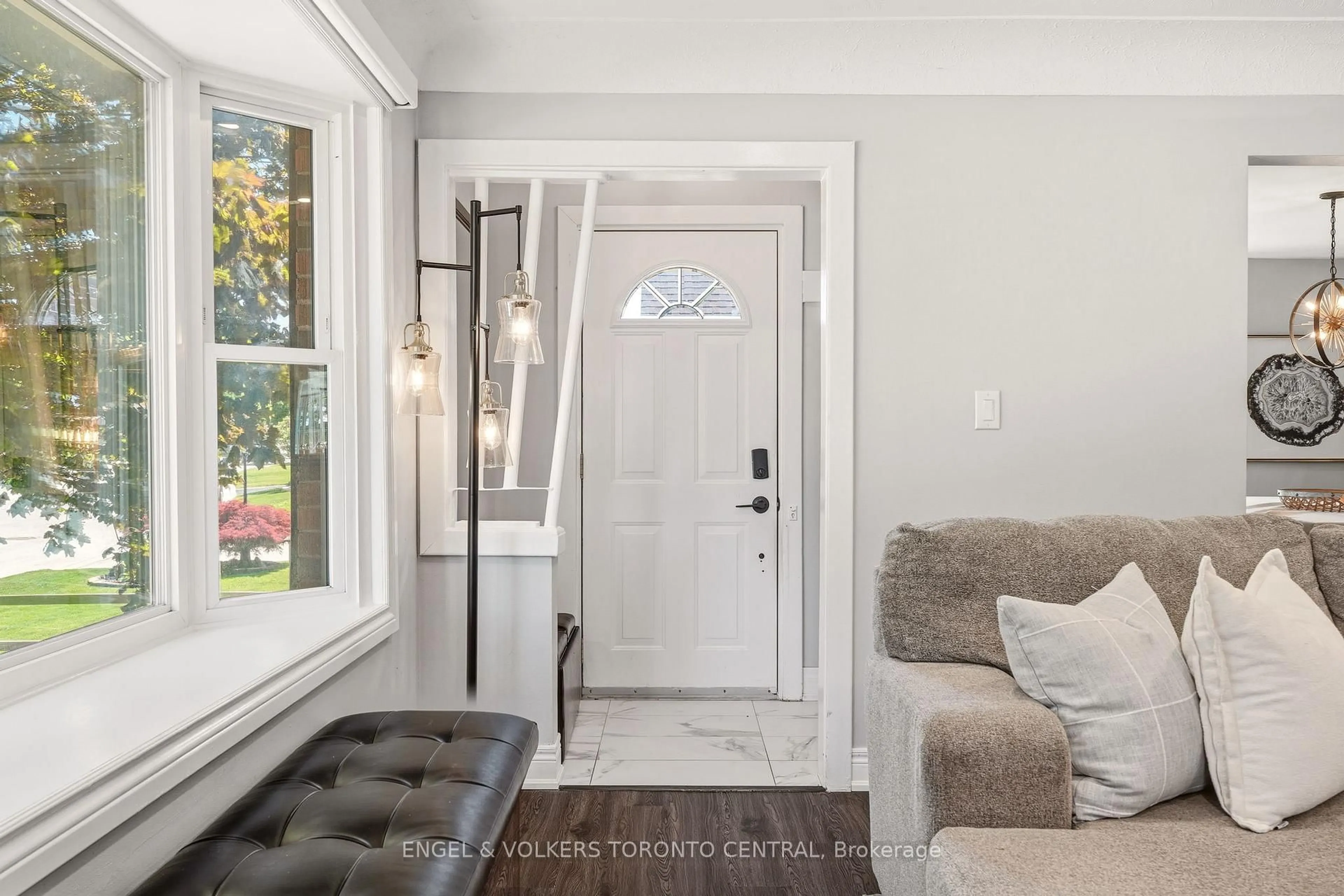 Indoor entryway for 101 Irene Ave, Hamilton Ontario L8G 2B1