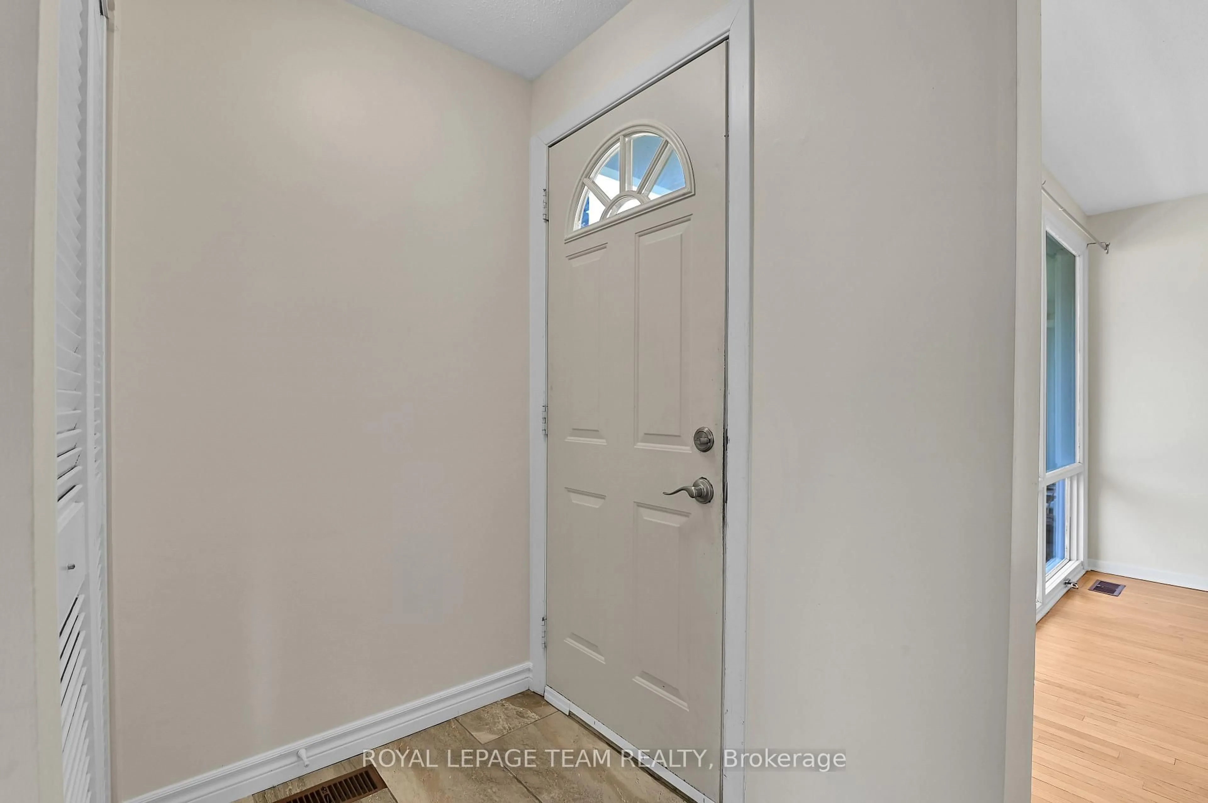Indoor entryway for 114 Chesterton Dr, Ottawa Ontario K2E 5T6