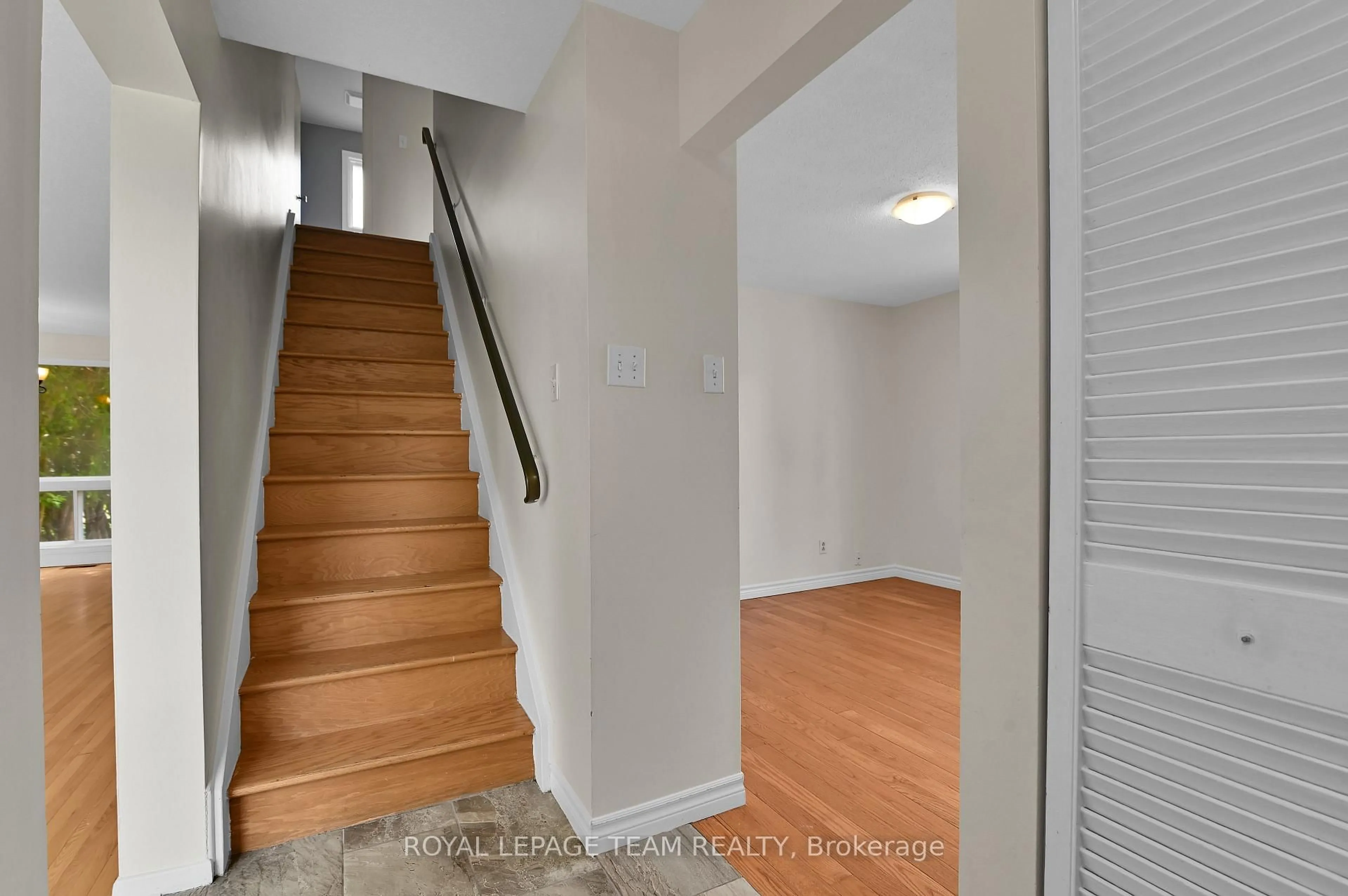 Unknown for 114 Chesterton Dr, Ottawa Ontario K2E 5T6