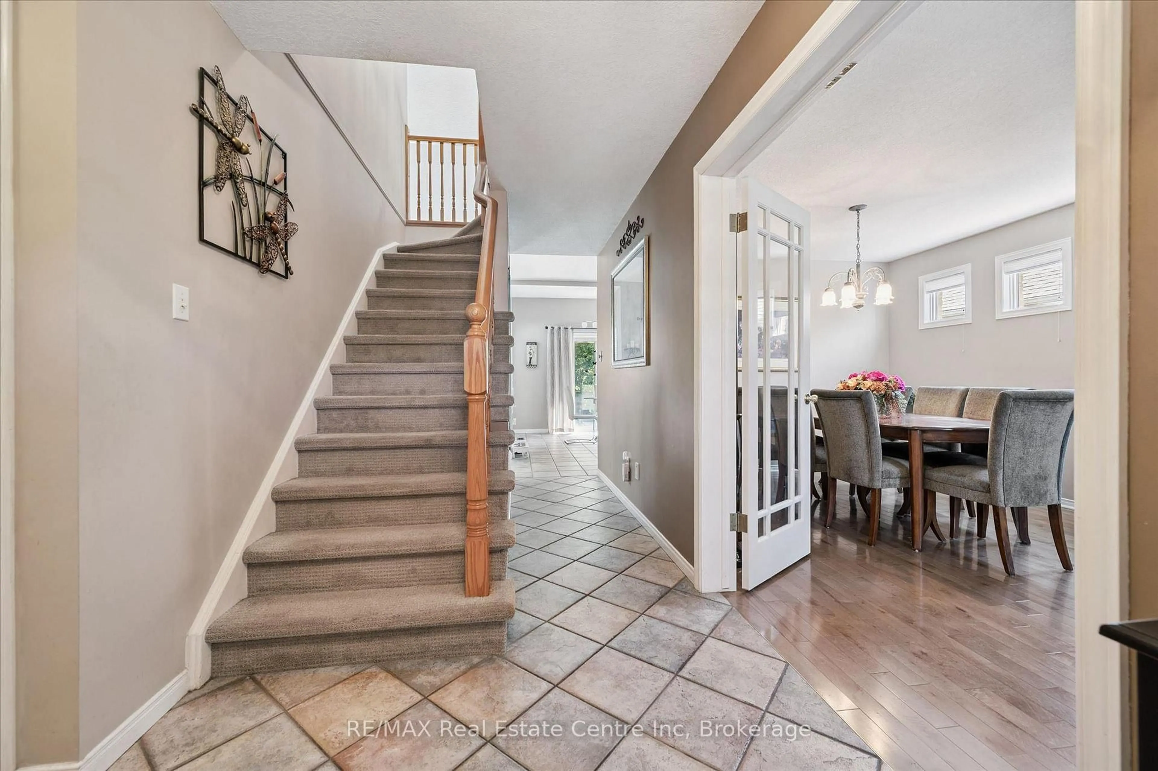 Indoor entryway for 24 PINE RIDGE Dr, Guelph Ontario N1L 1K3