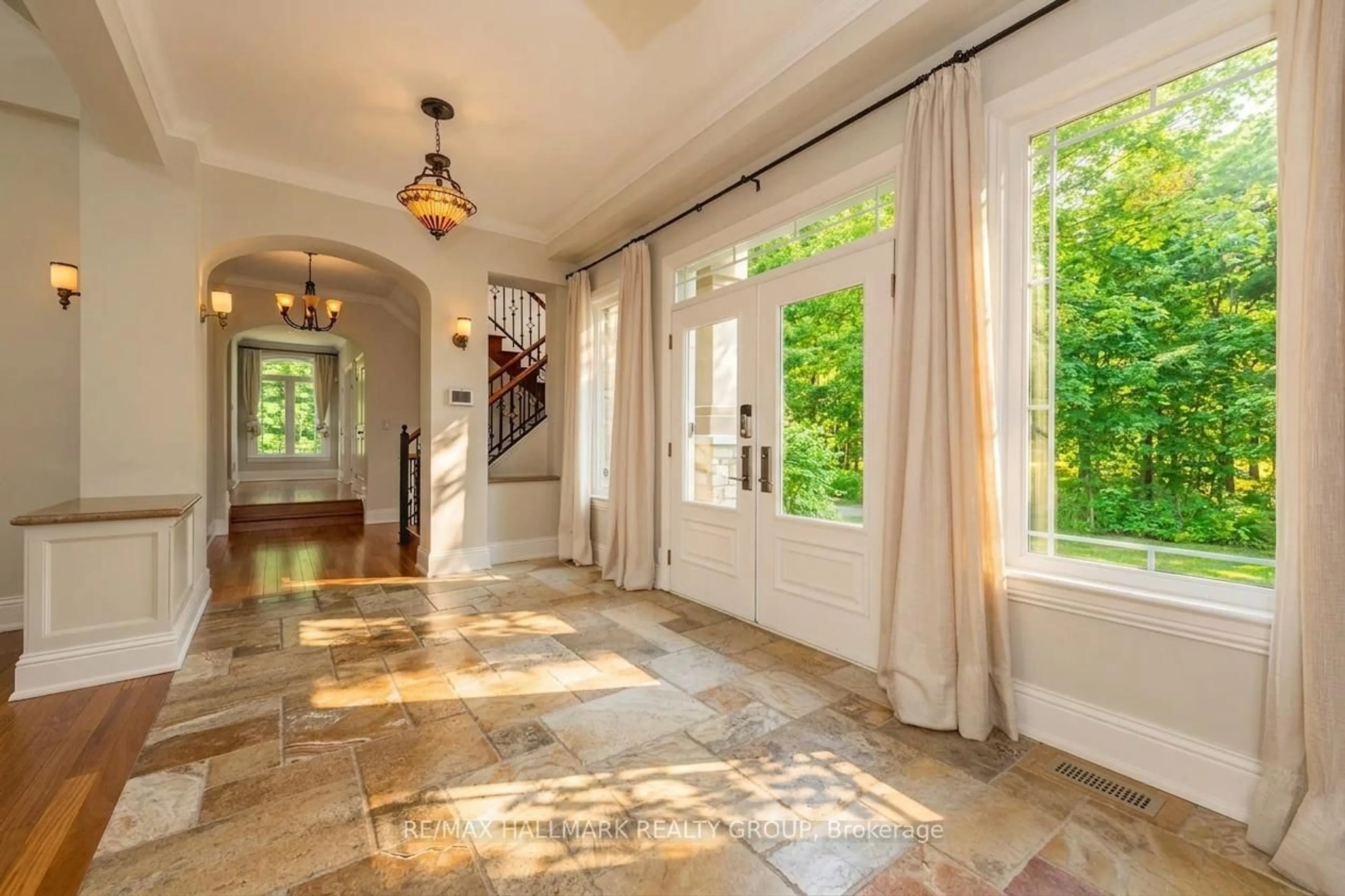 Indoor entryway for 5800 Queenscourt Cres, Ottawa Ontario K4M 1K3