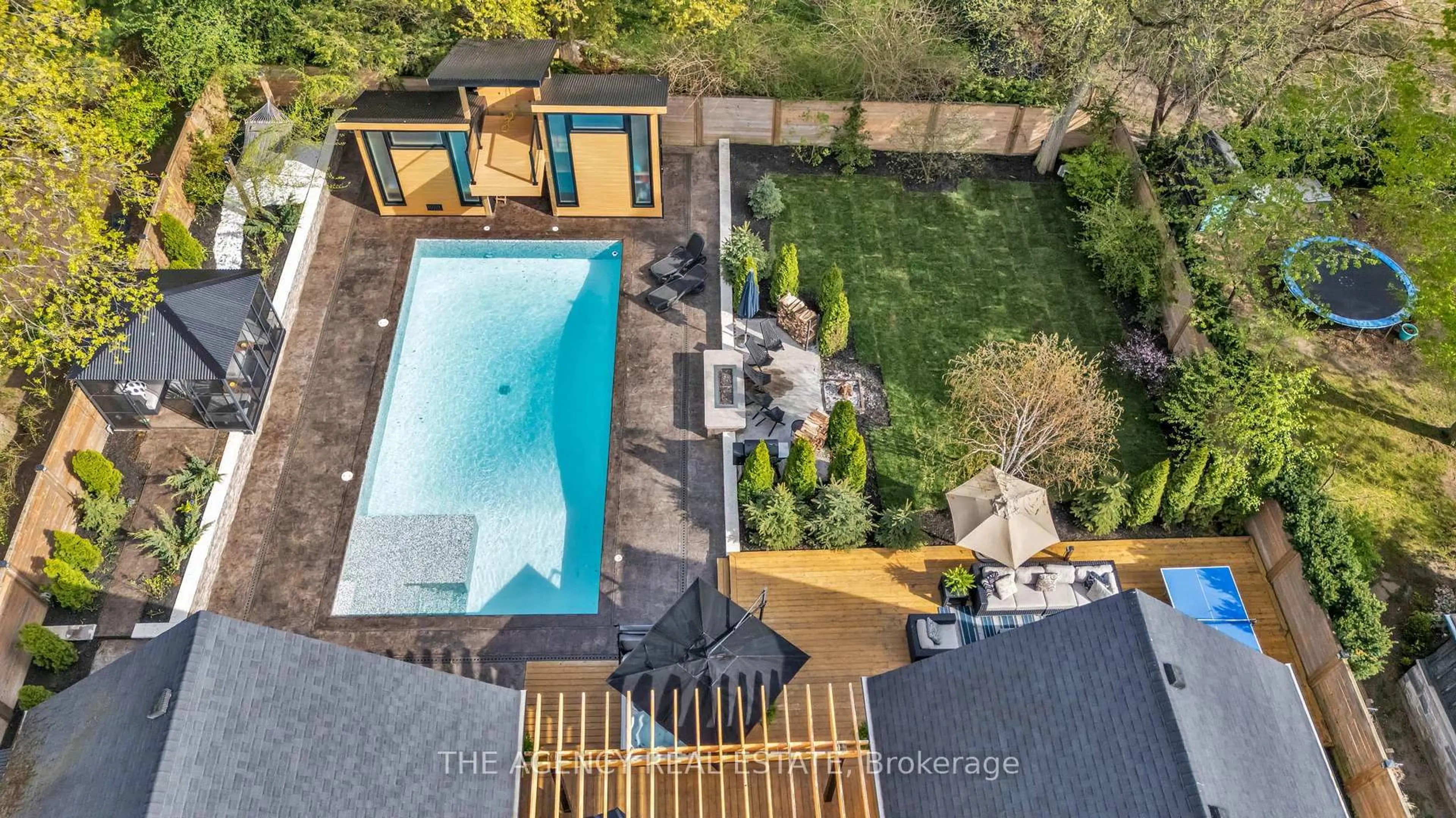 A pic from outside/outdoor area/front of a property/back of a property/a pic from drone, water/lake/river/ocean view for 32 Hunt Village Cres, London North Ontario N6H 4A3
