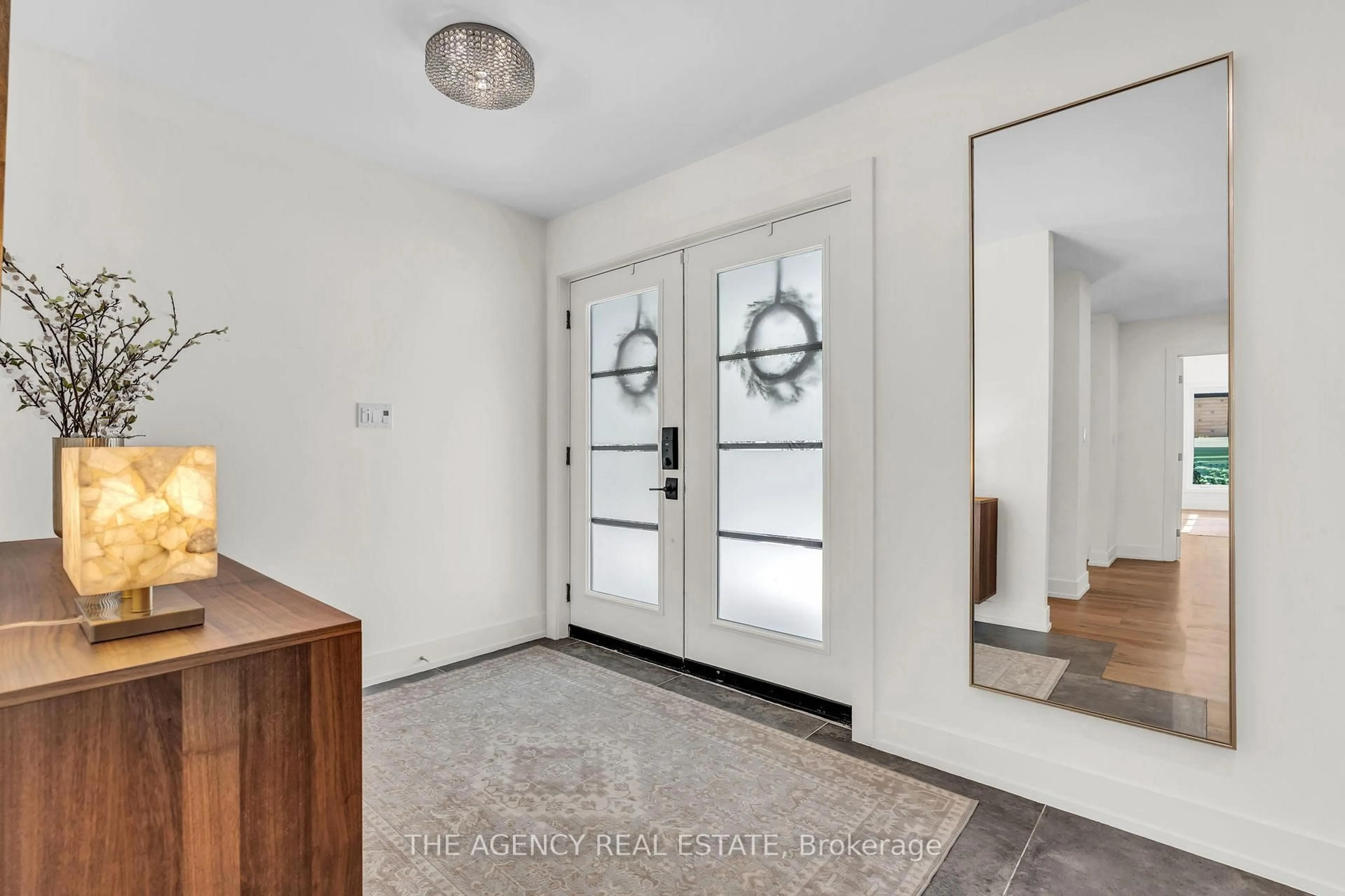 Indoor entryway for 32 Hunt Village Cres, London North Ontario N6H 4A3