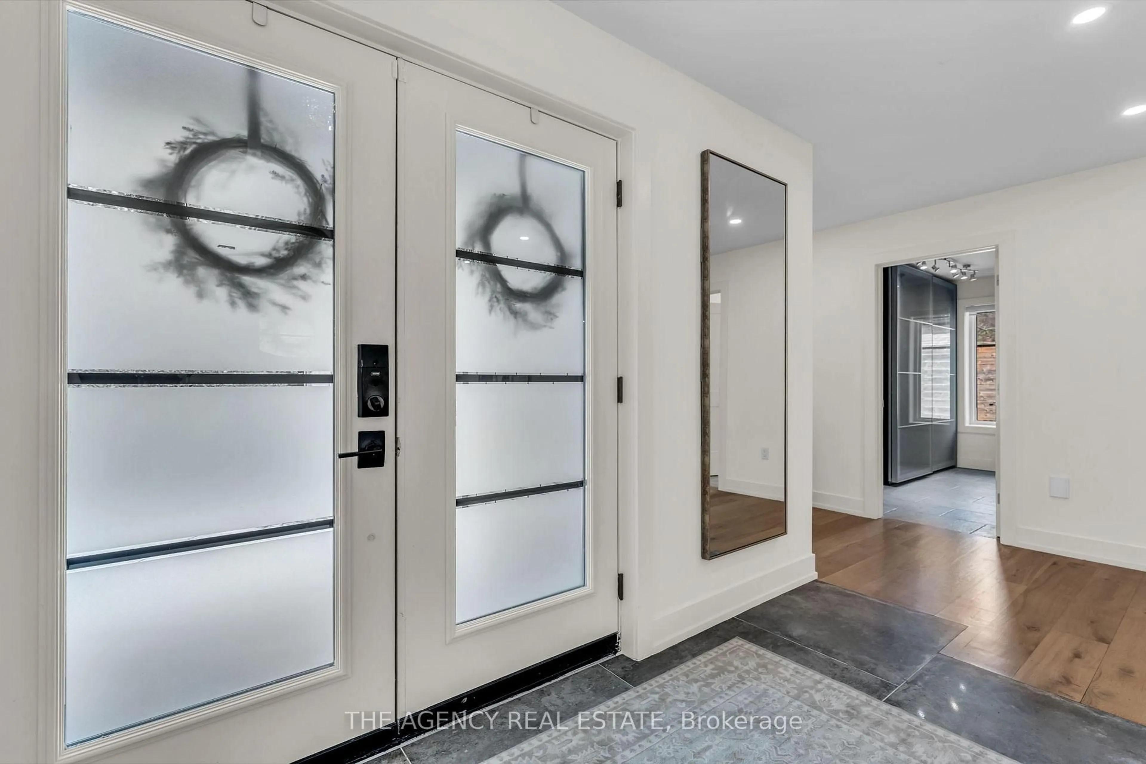 Indoor entryway for 32 Hunt Village Cres, London North Ontario N6H 4A3