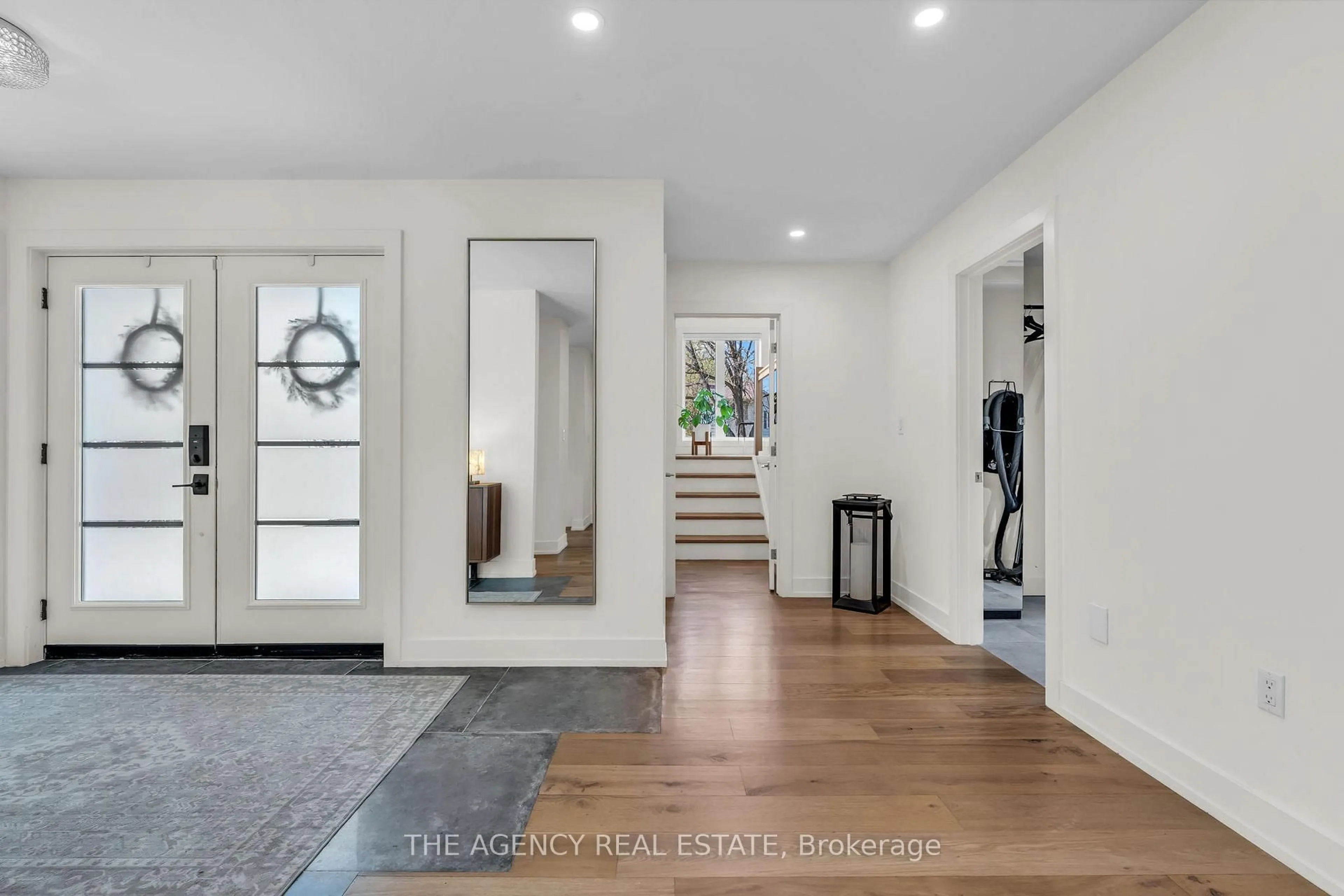 Indoor entryway for 32 Hunt Village Cres, London North Ontario N6H 4A3