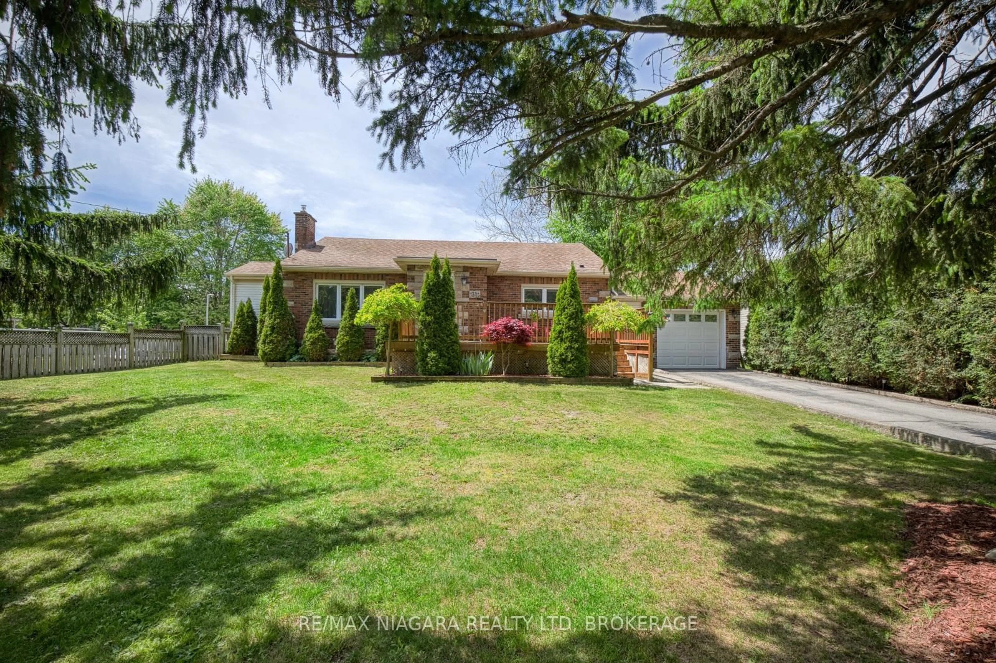 A pic from outside/outdoor area/front of a property/back of a property/a pic from drone, street for 31 Carlton Ave, Welland Ontario L3C 1P8