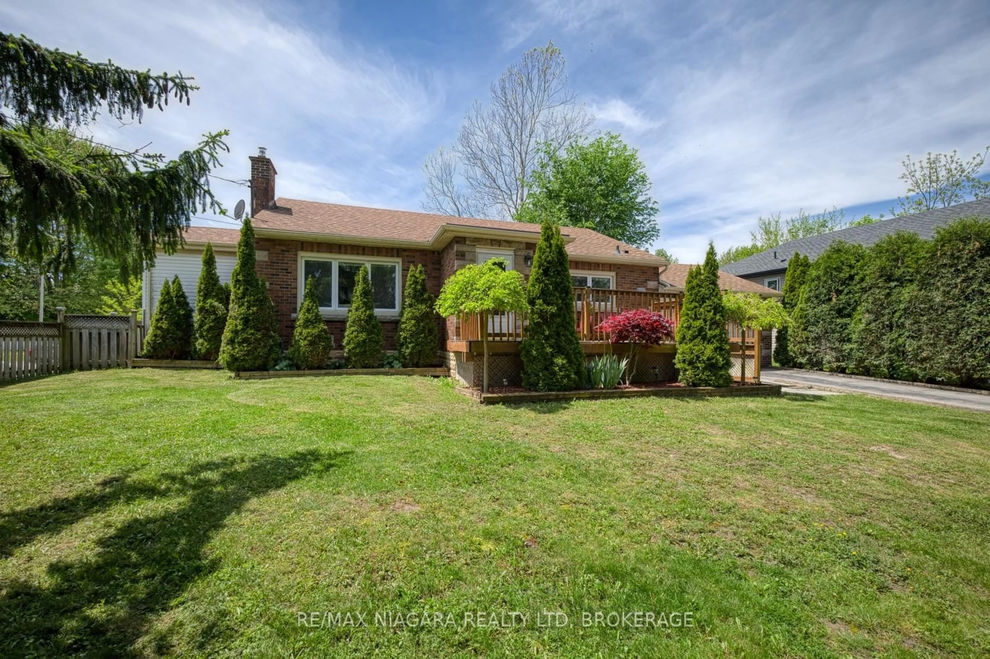 A pic from outside/outdoor area/front of a property/back of a property/a pic from drone, street for 31 Carlton Ave, Welland Ontario L3C 1P8