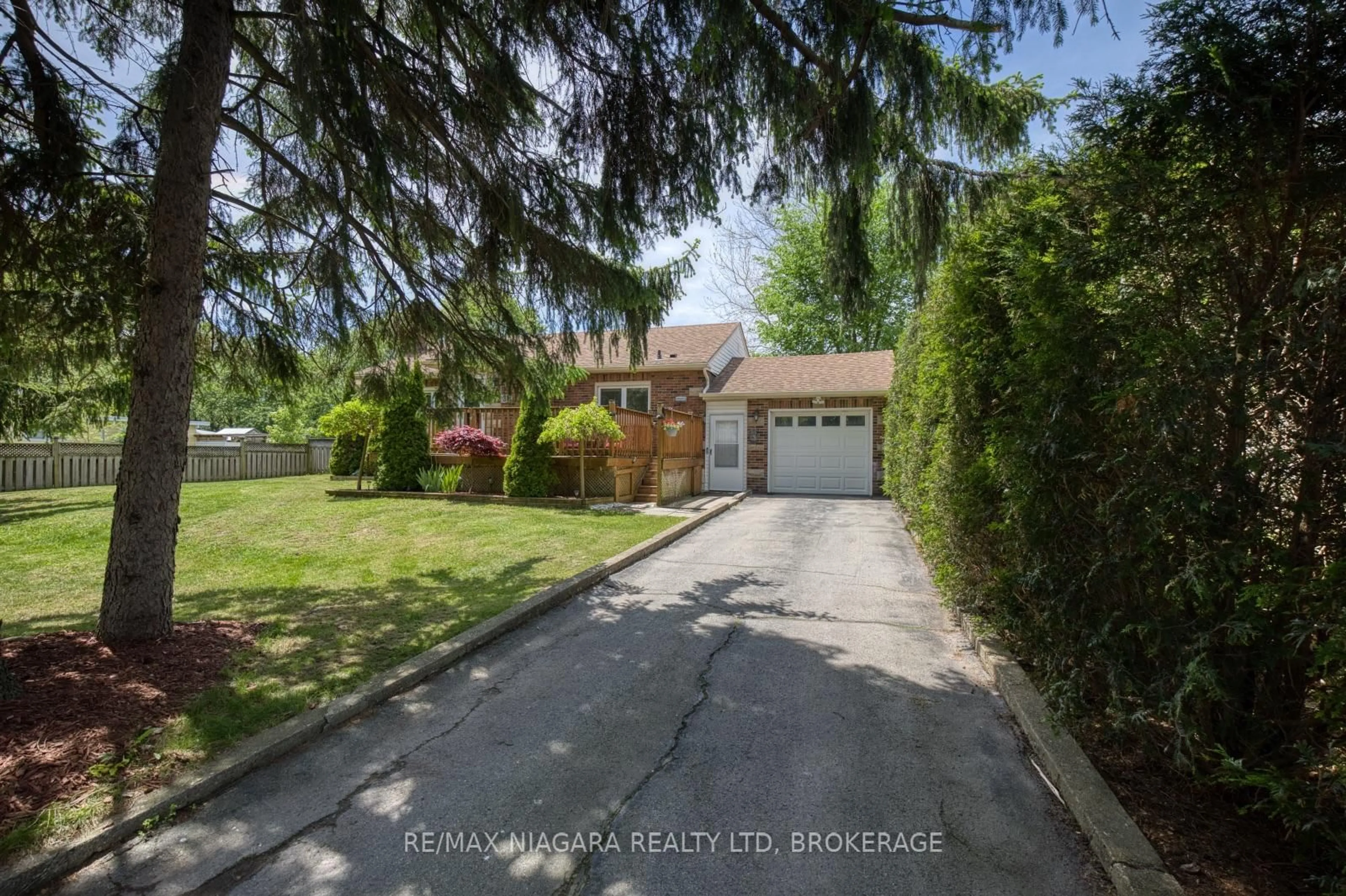 A pic from outside/outdoor area/front of a property/back of a property/a pic from drone, street for 31 Carlton Ave, Welland Ontario L3C 1P8