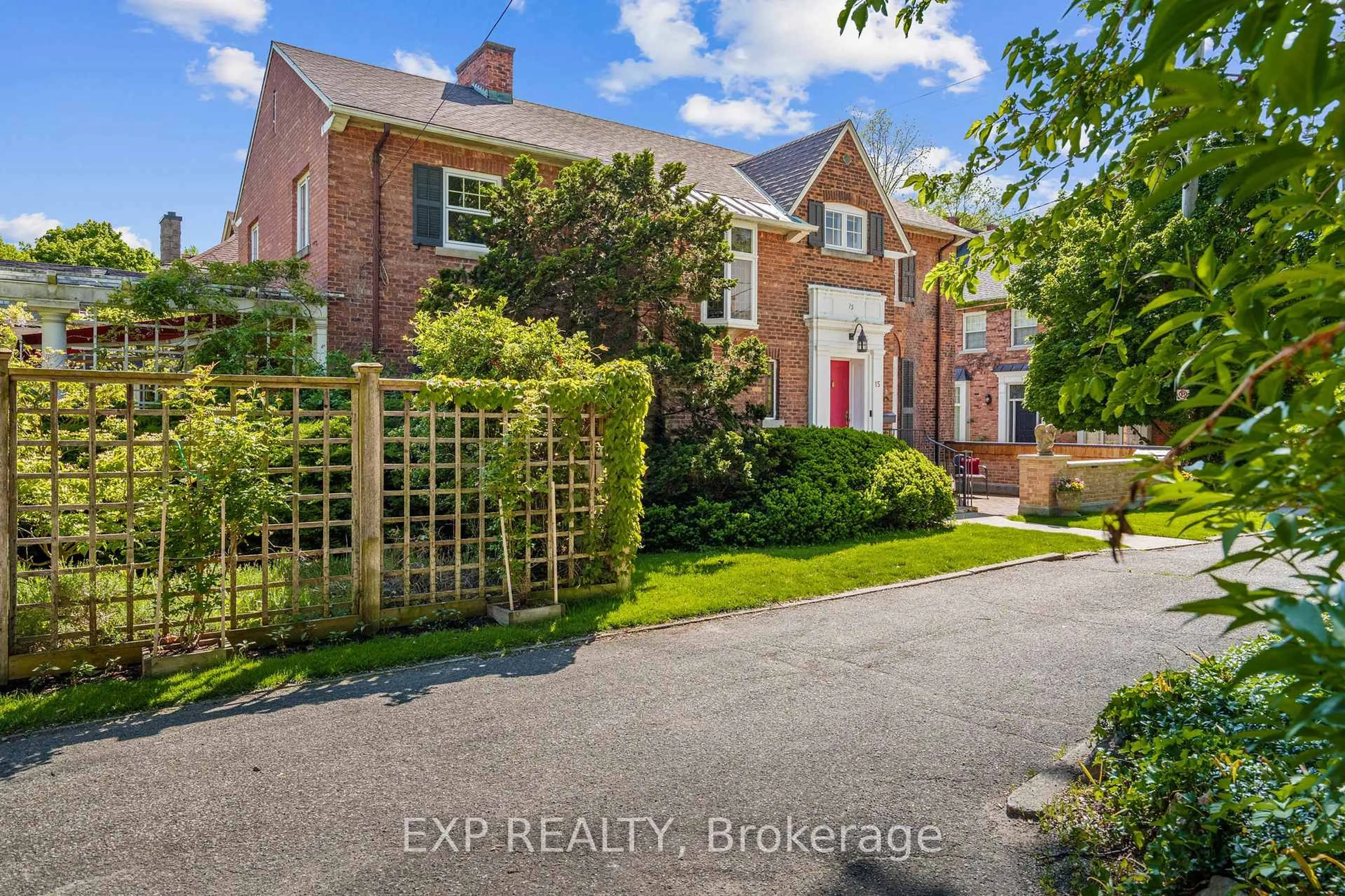 A pic from outside/outdoor area/front of a property/back of a property/a pic from drone, street for 15 Trafalgar St, St. Catharines Ontario L2R 3L9