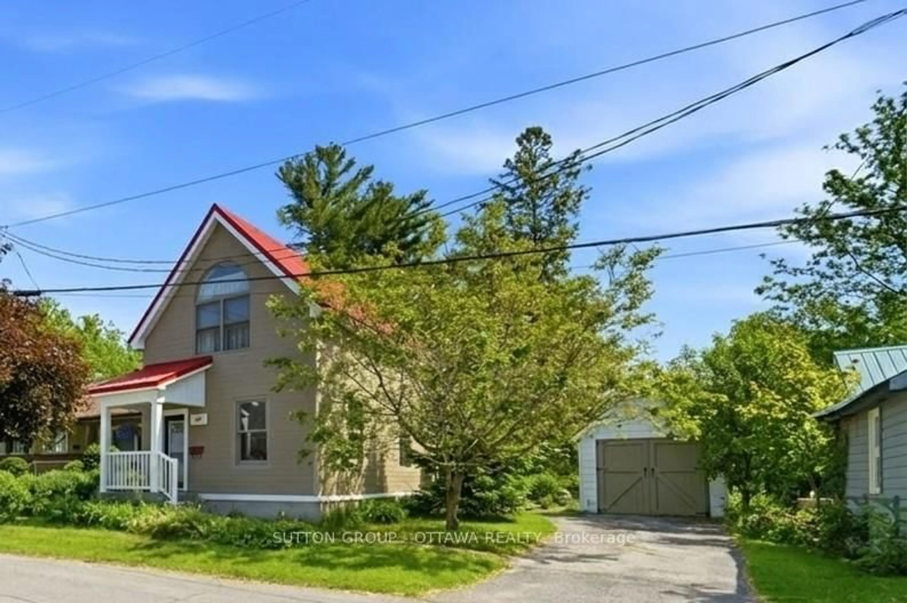 A pic from outside/outdoor area/front of a property/back of a property/a pic from drone, street for 187 Martin Ave, Ottawa Ontario K1K 2V2
