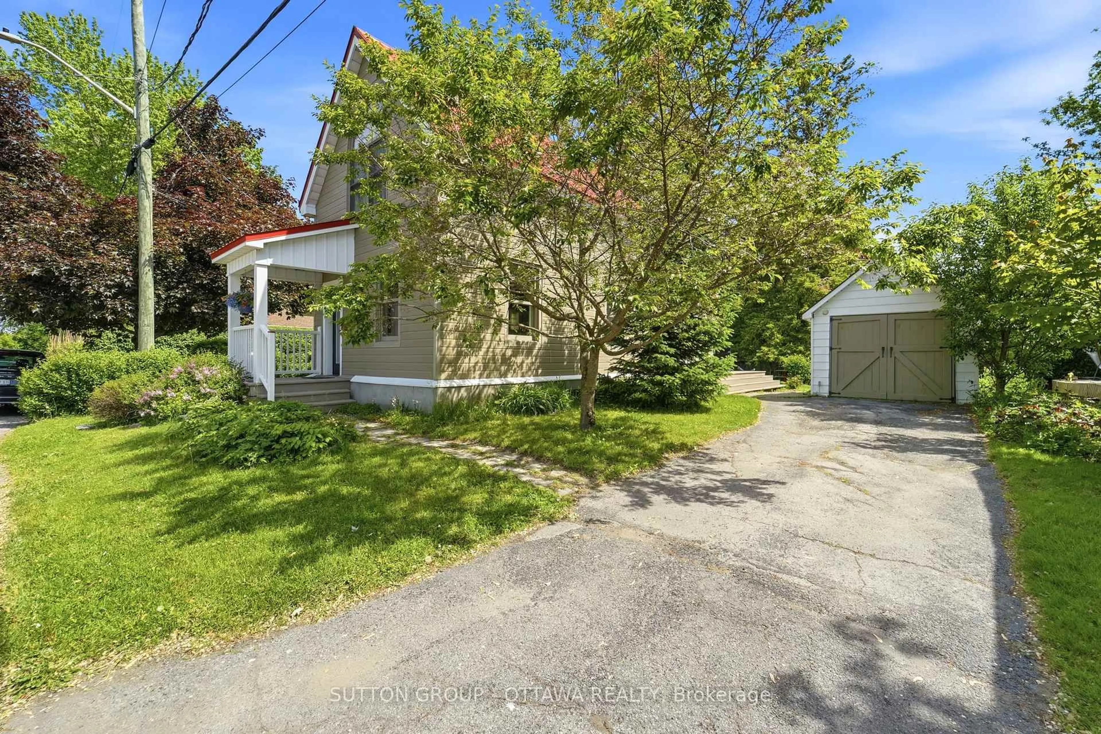A pic from outside/outdoor area/front of a property/back of a property/a pic from drone, street for 187 Martin Ave, Ottawa Ontario K1K 2V2