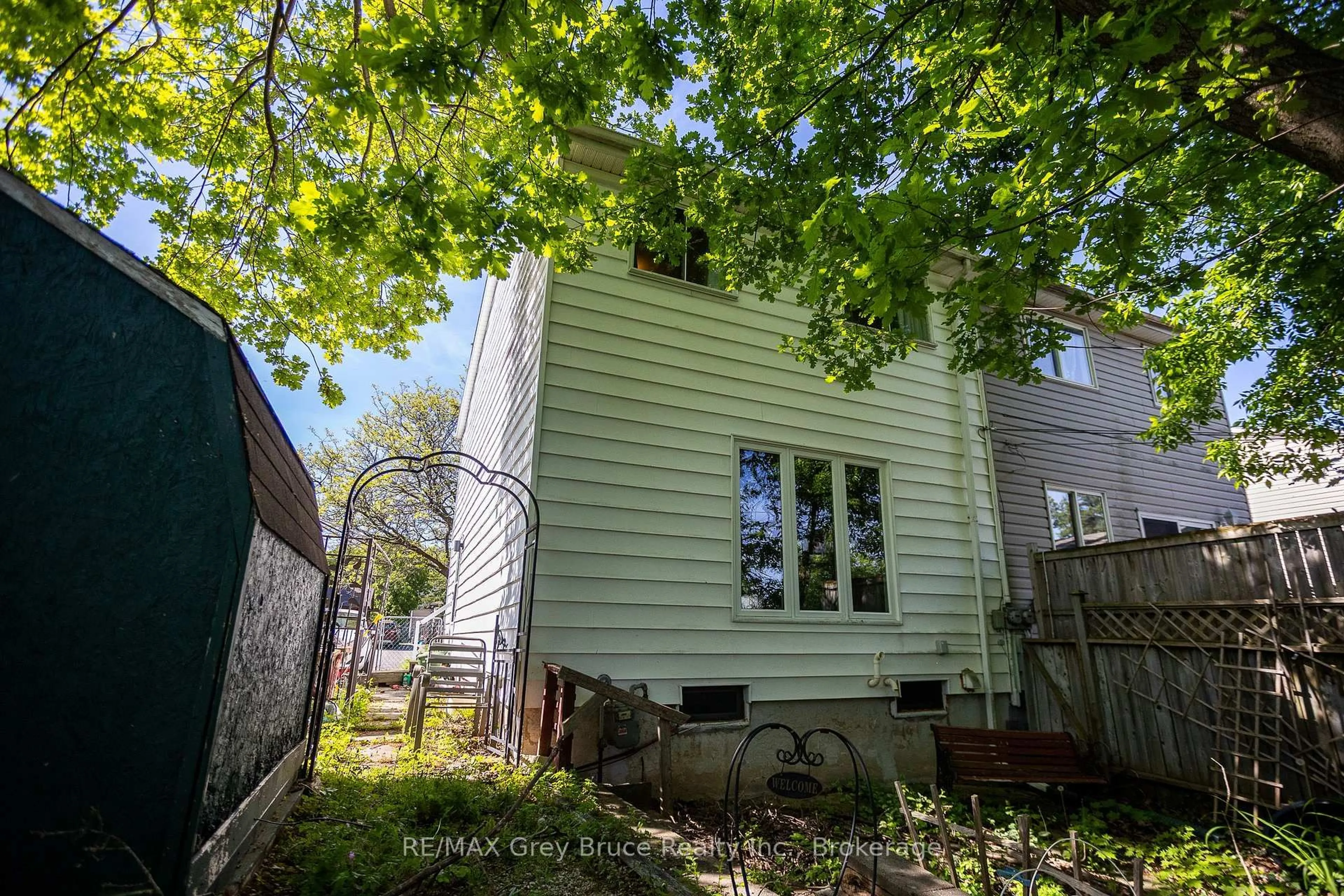 Unknown for 1068 11th St, Owen Sound Ontario N4K 5V6