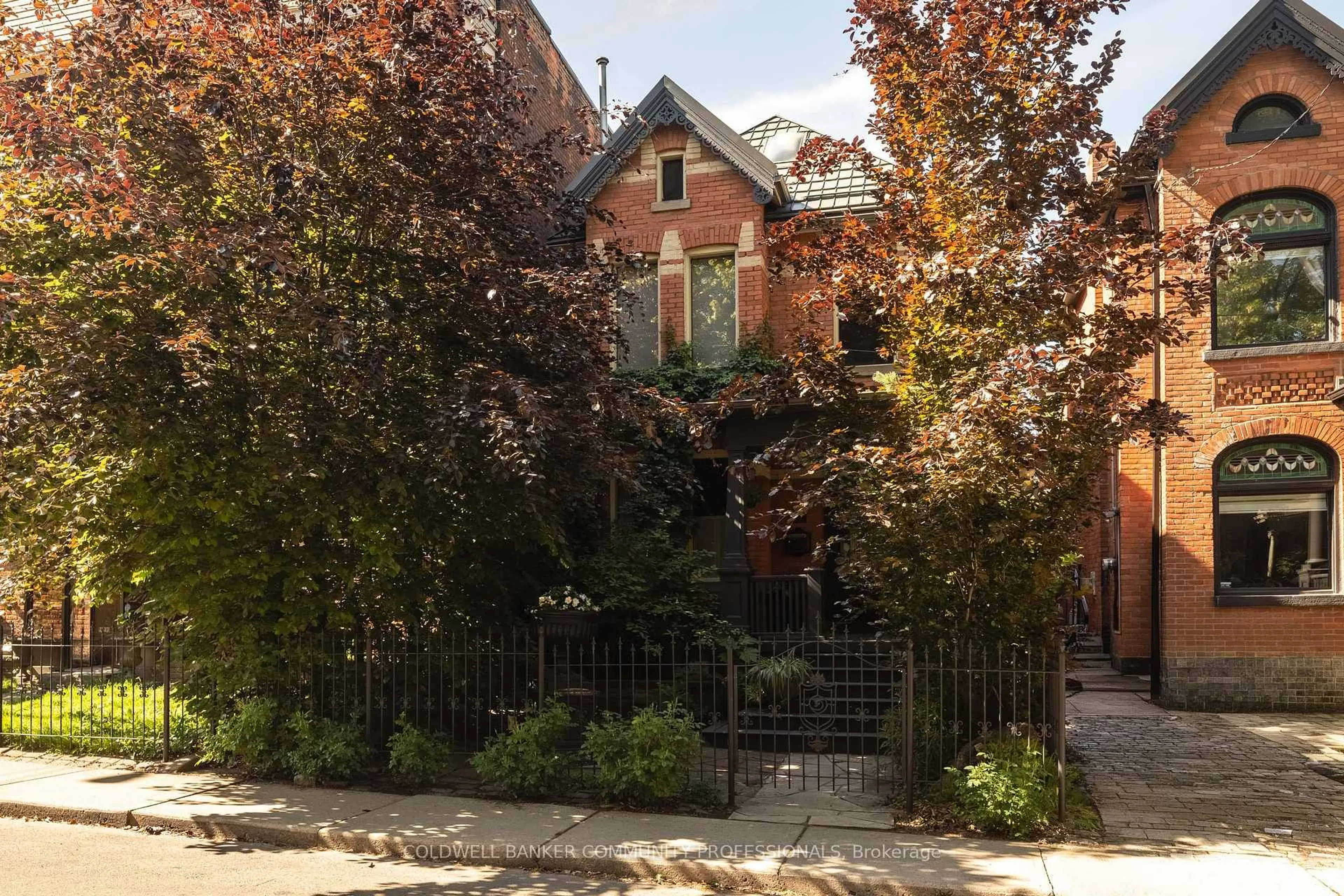 Home with brick exterior material, street for 163 Duke St, Hamilton Ontario L8P 1X9