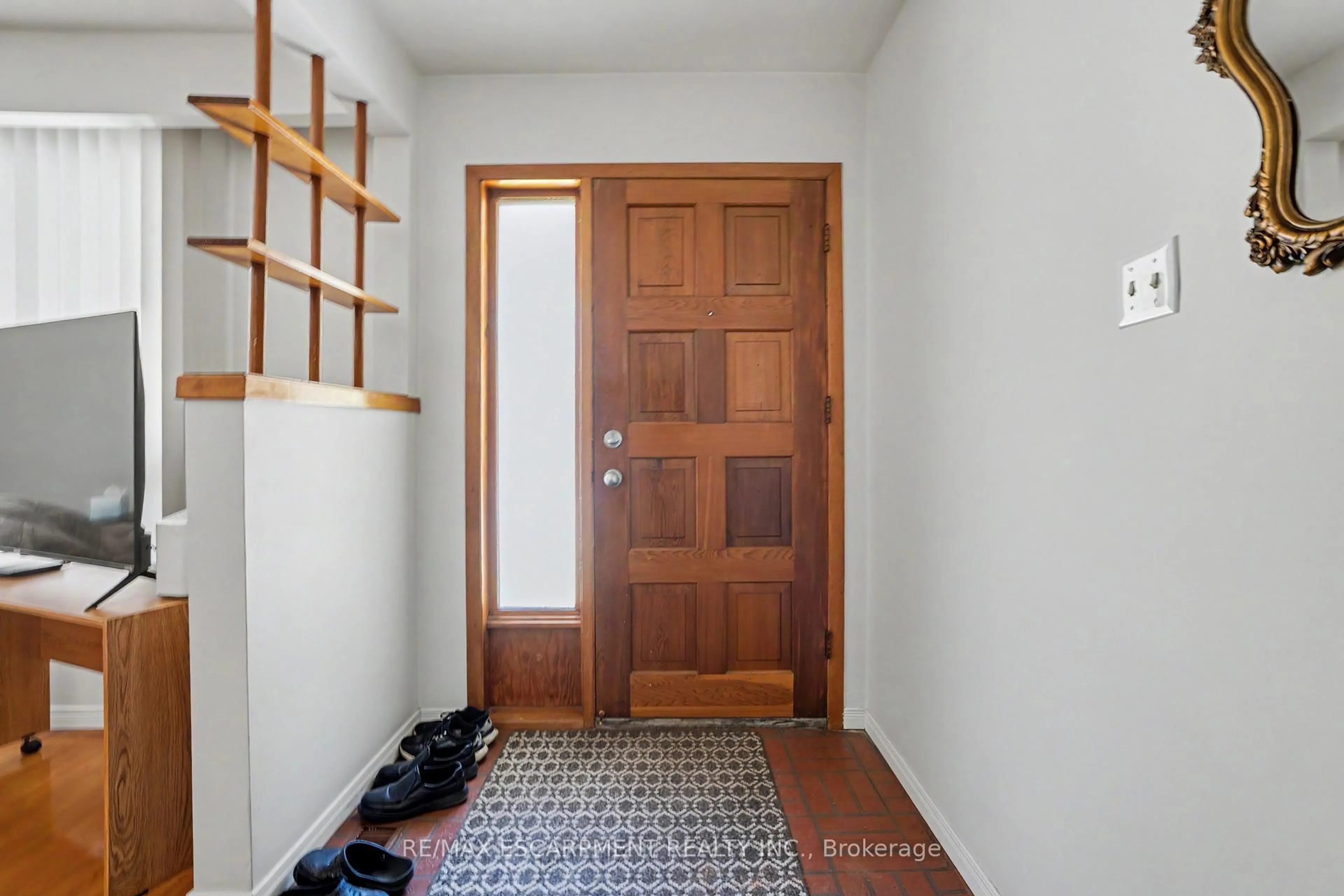Indoor entryway for 95 Fieldway Dr, Hamilton Ontario L9A 2L5