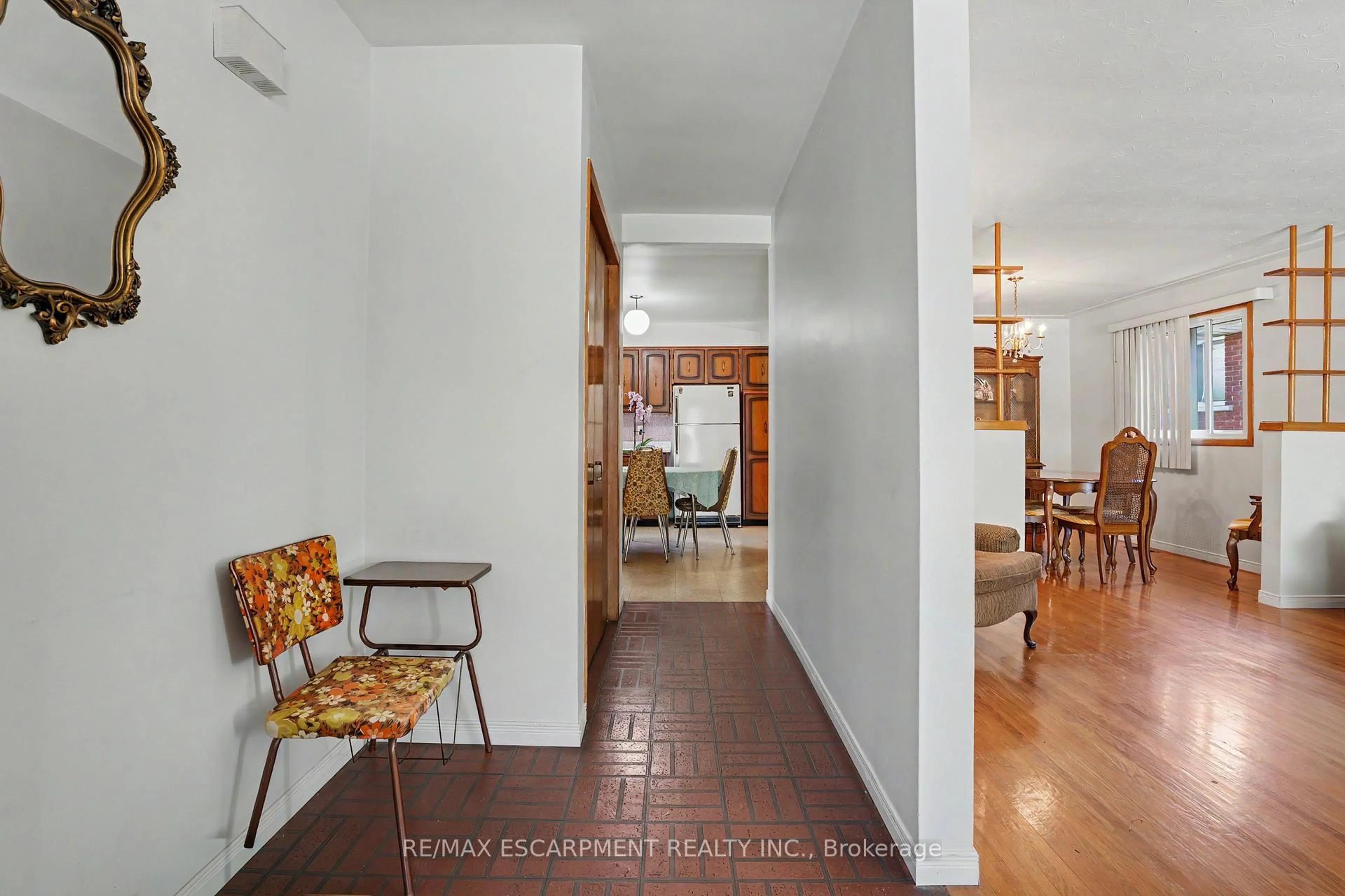 Indoor entryway for 95 Fieldway Dr, Hamilton Ontario L9A 2L5