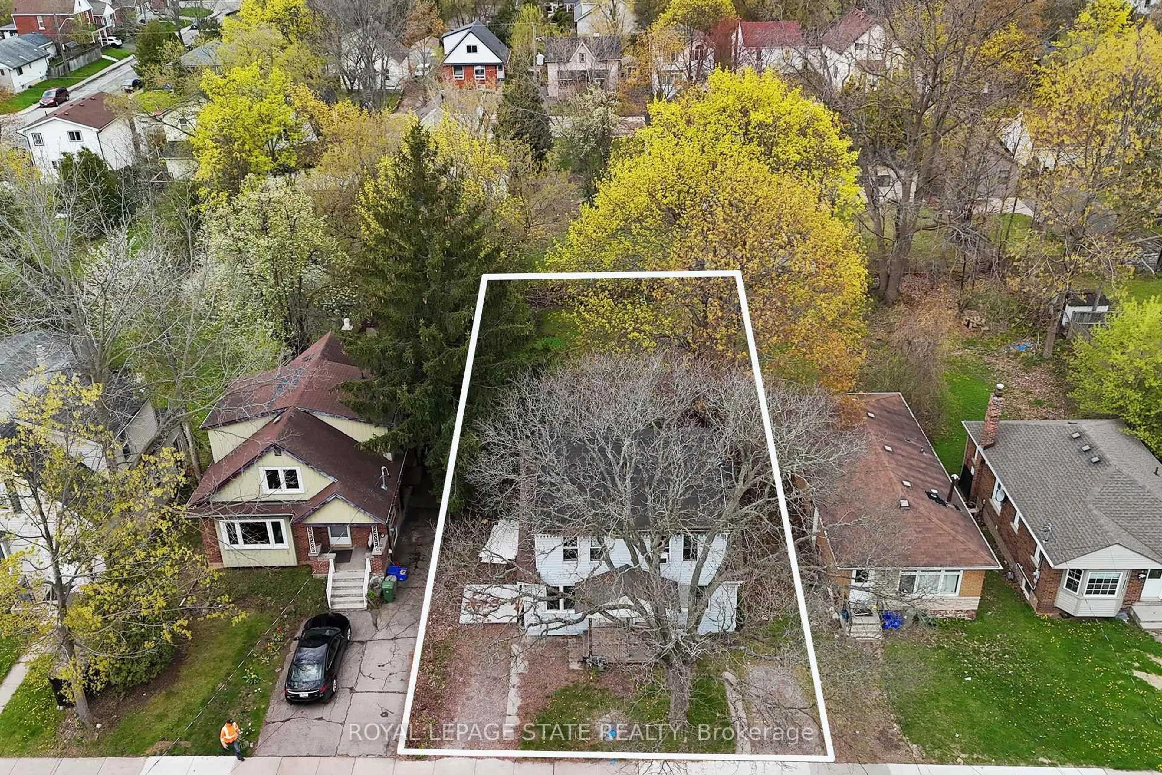 A pic from outside/outdoor area/front of a property/back of a property/a pic from drone, street for 260 Emerson St, Hamilton Ontario L8S 2Y6