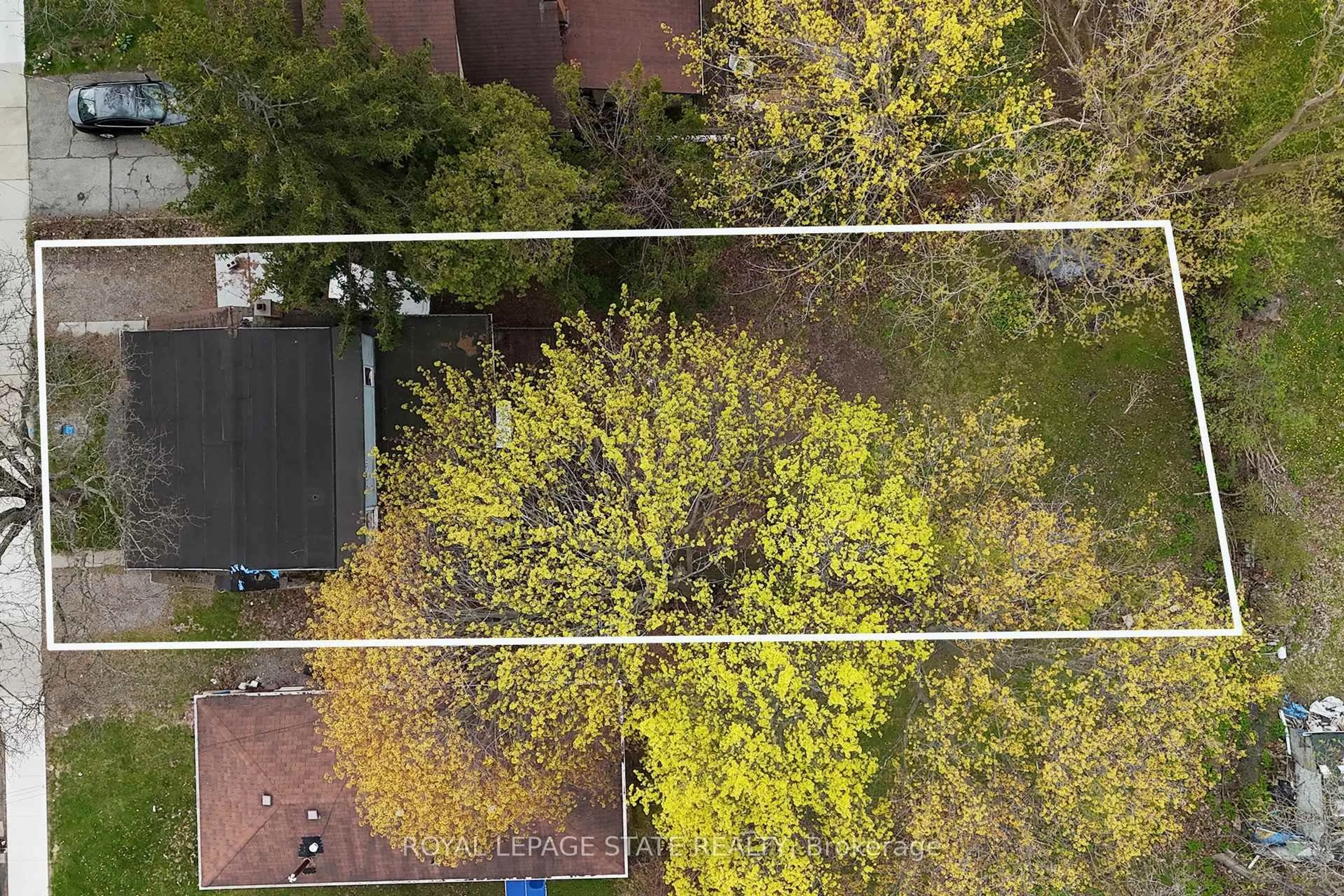 A pic from outside/outdoor area/front of a property/back of a property/a pic from drone, street for 260 Emerson St, Hamilton Ontario L8S 2Y6