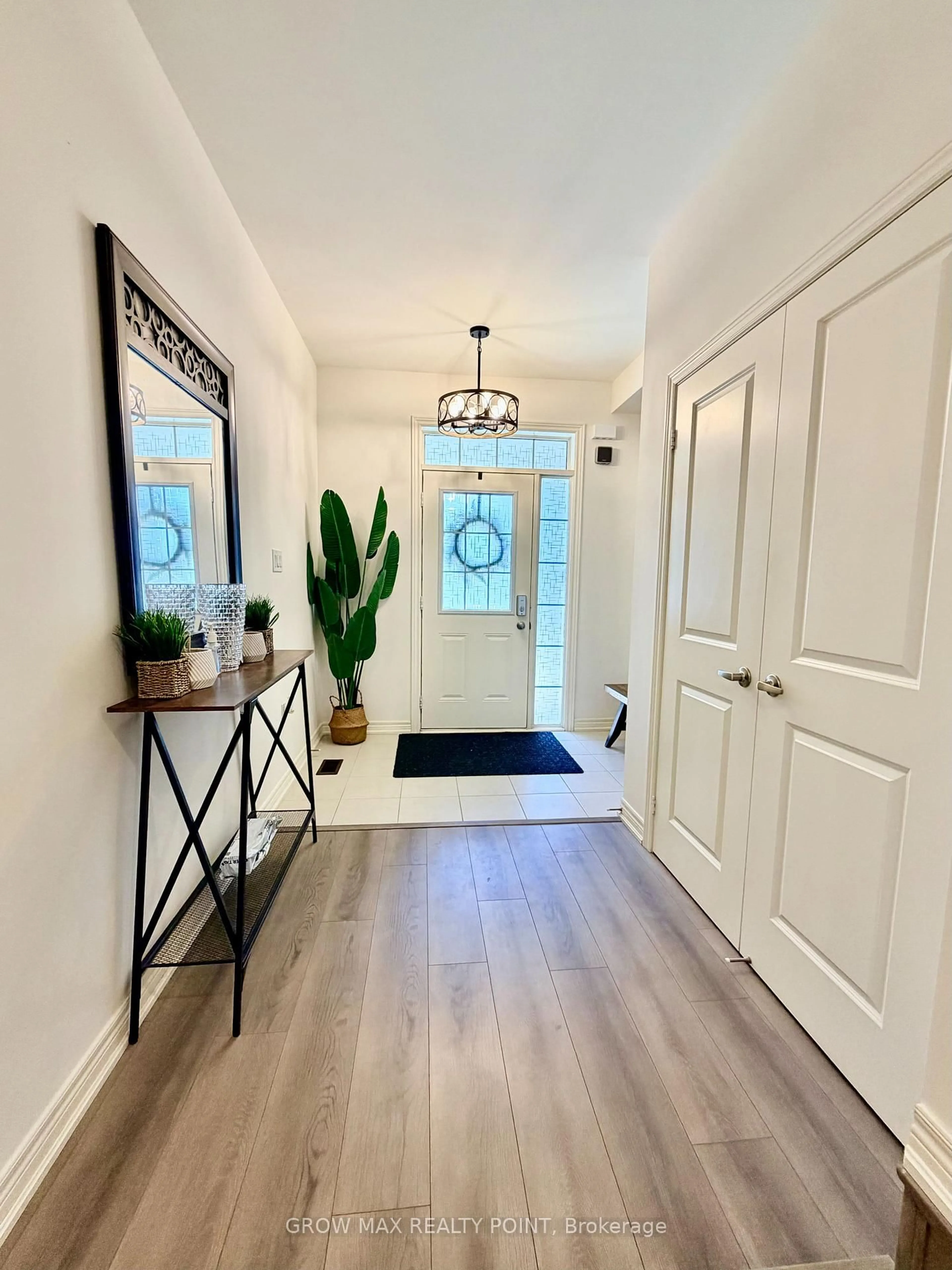 Indoor entryway for 8 Lidstone St, Cambridge Ontario N1T 0G4