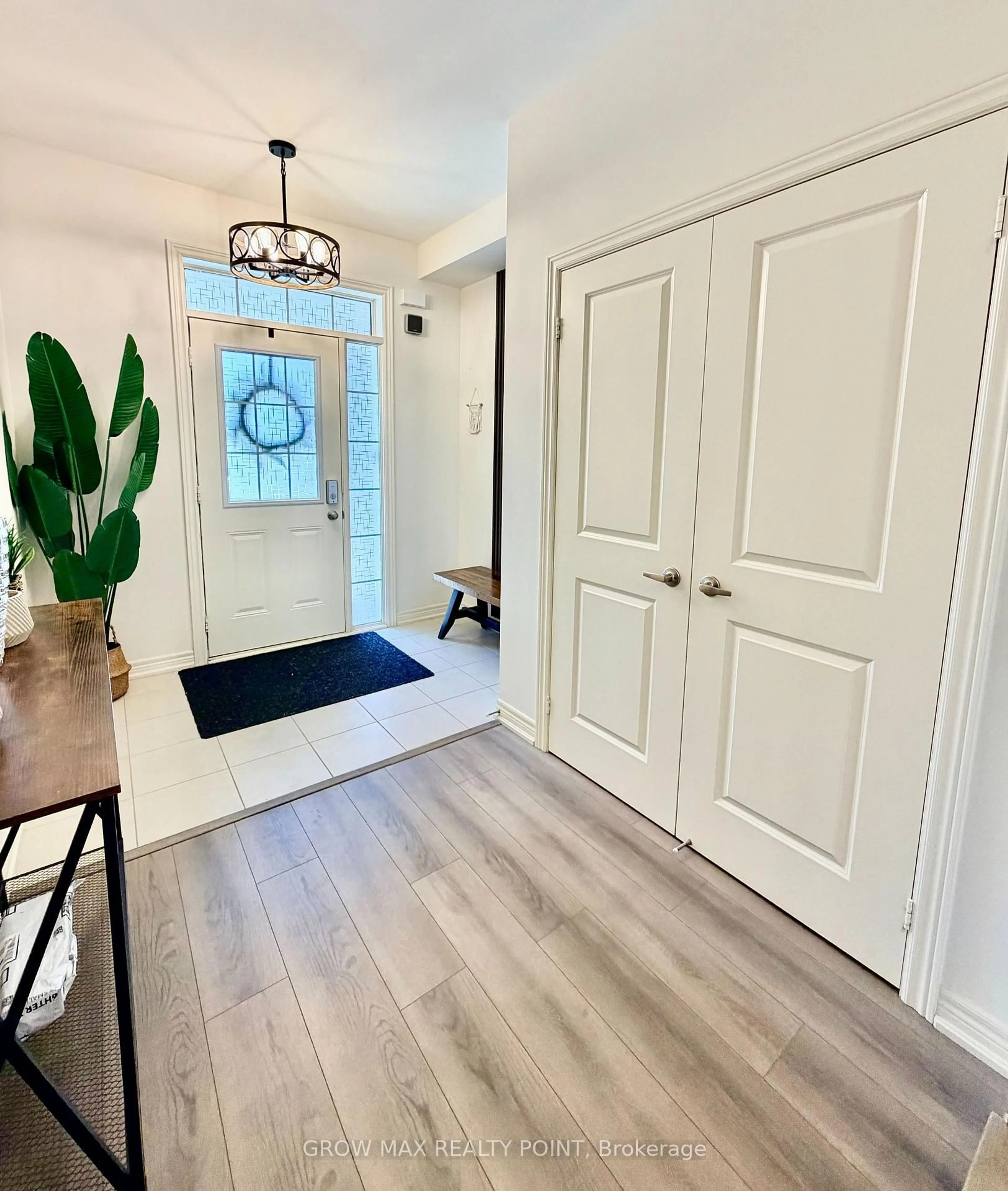 Indoor entryway for 8 Lidstone St, Cambridge Ontario N1T 0G4