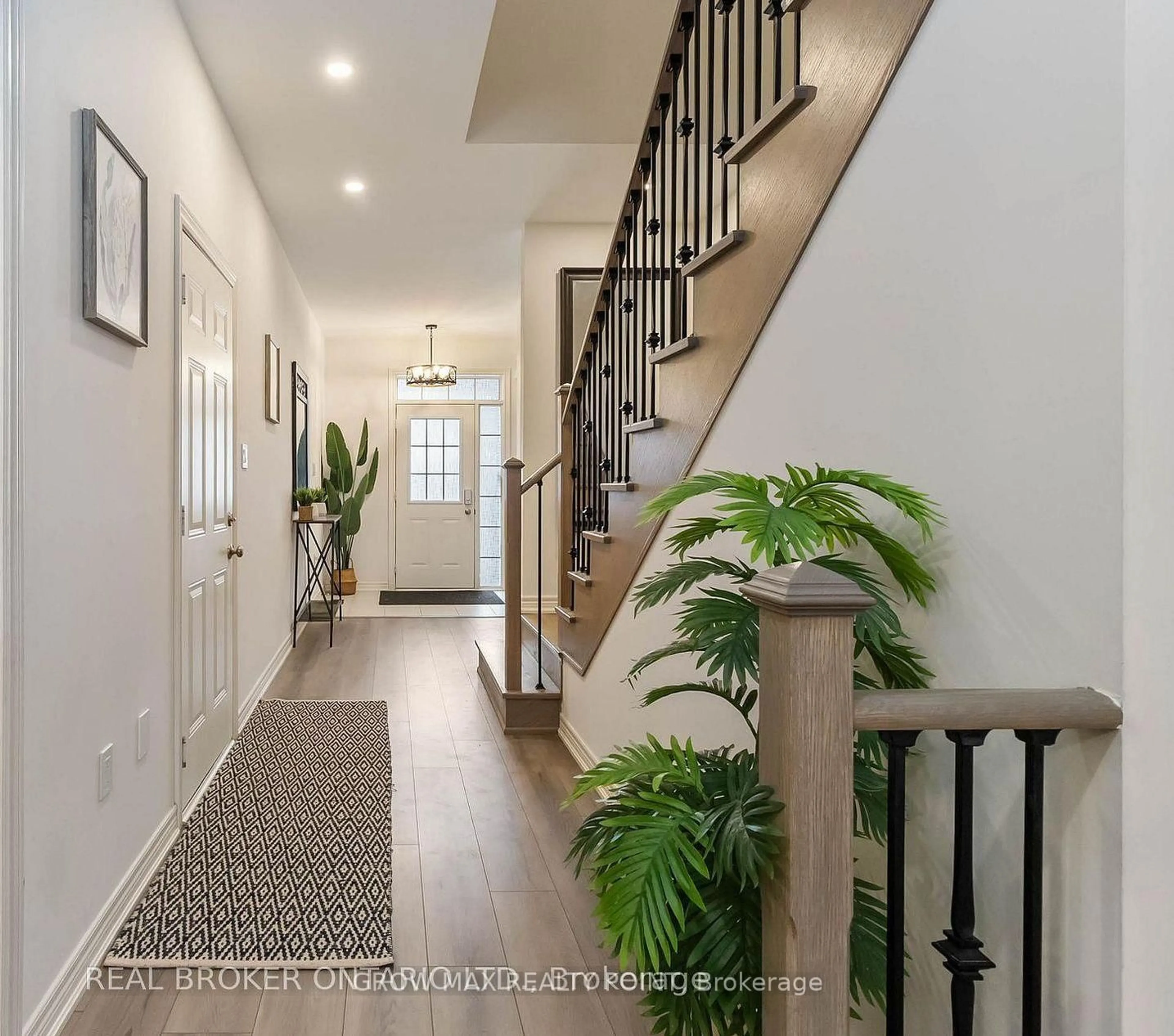Indoor entryway for 8 Lidstone St, Cambridge Ontario N1T 0G4