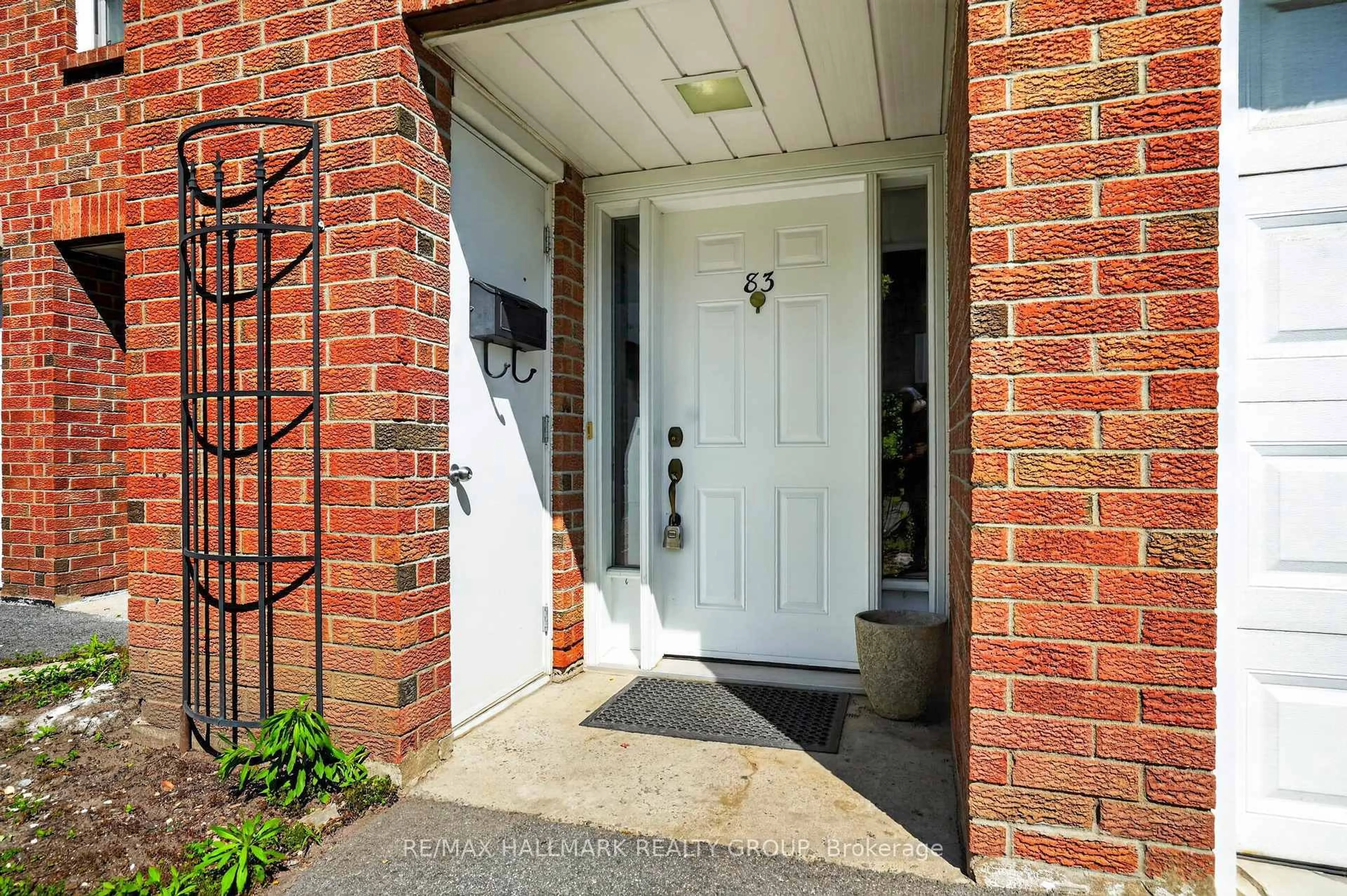 Indoor entryway for 83 Appleby Private #47, Ottawa Ontario K2C 3P4