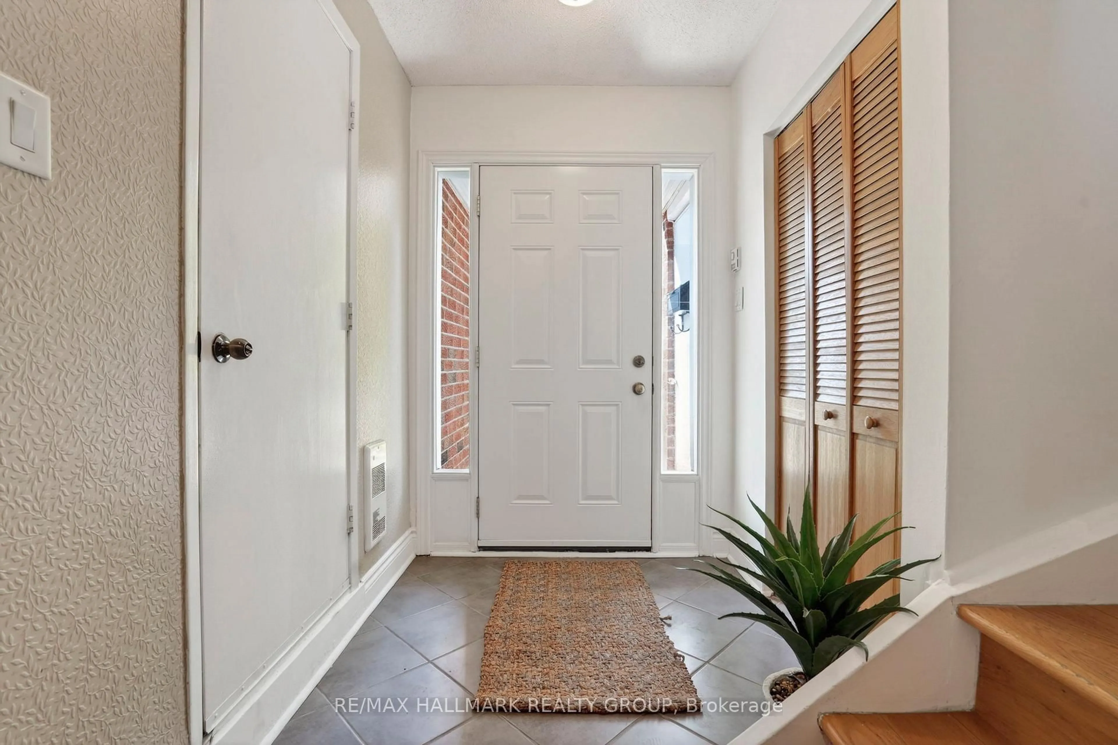 Indoor entryway for 83 Appleby Private #47, Ottawa Ontario K2C 3P4