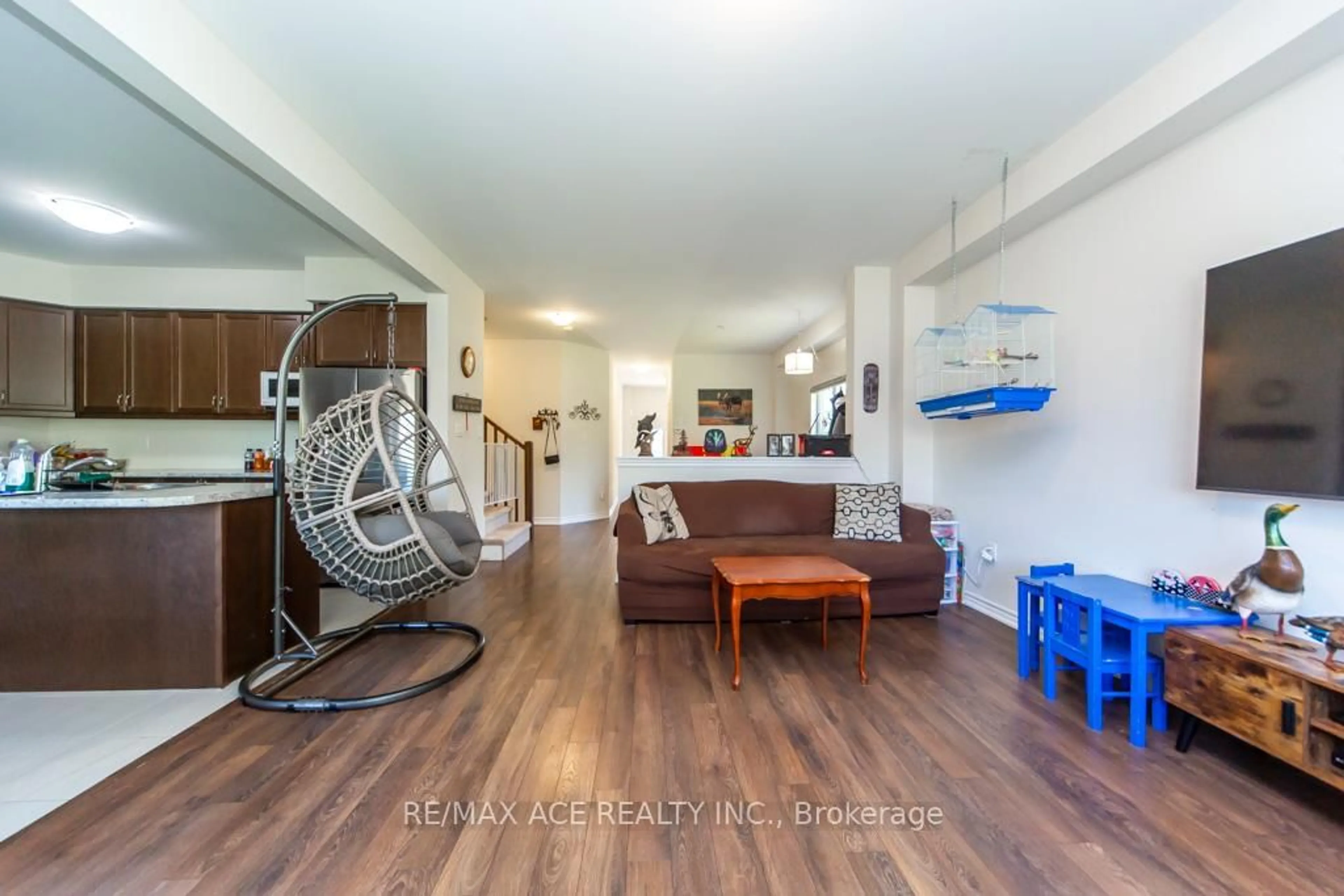 Living room with furniture, wood/laminate floor for 450 Wellington St, Gravenhurst Ontario P1P 0H8