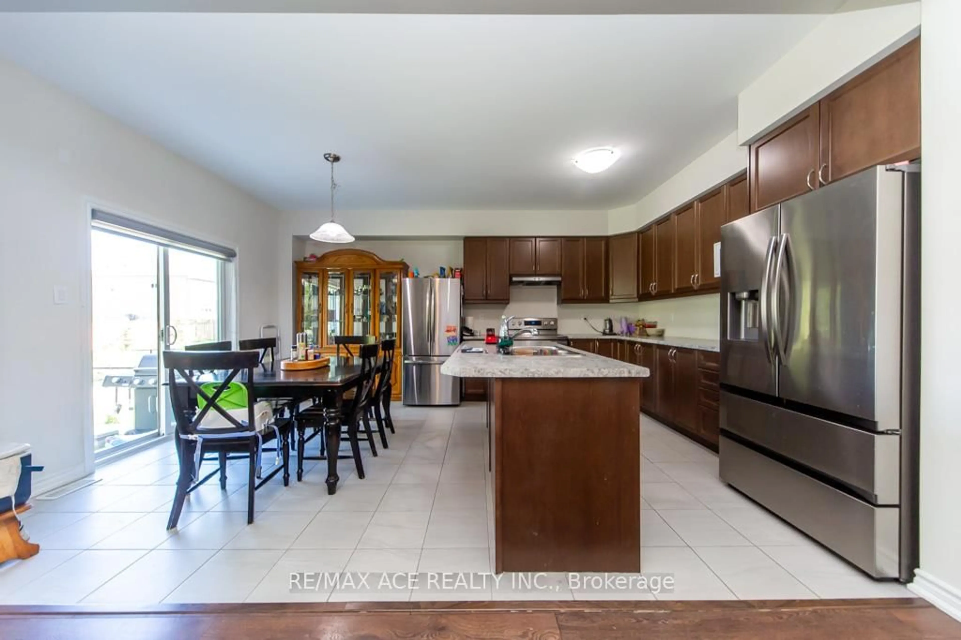 Open concept kitchen, ceramic/tile floor for 450 Wellington St, Gravenhurst Ontario P1P 0H8