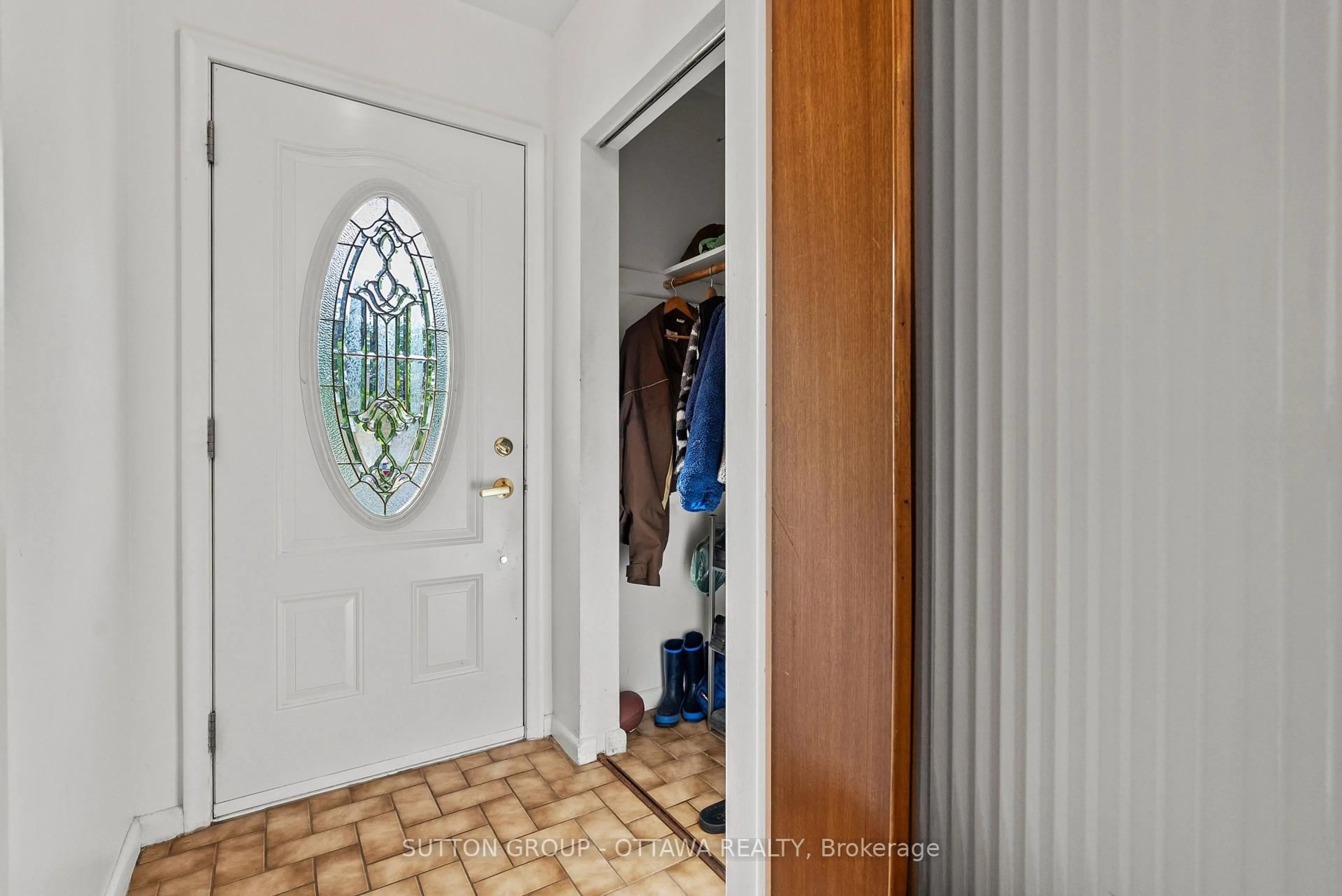 Indoor entryway for 1237 Whitmore Ave, Ottawa Ontario K2C 2N6