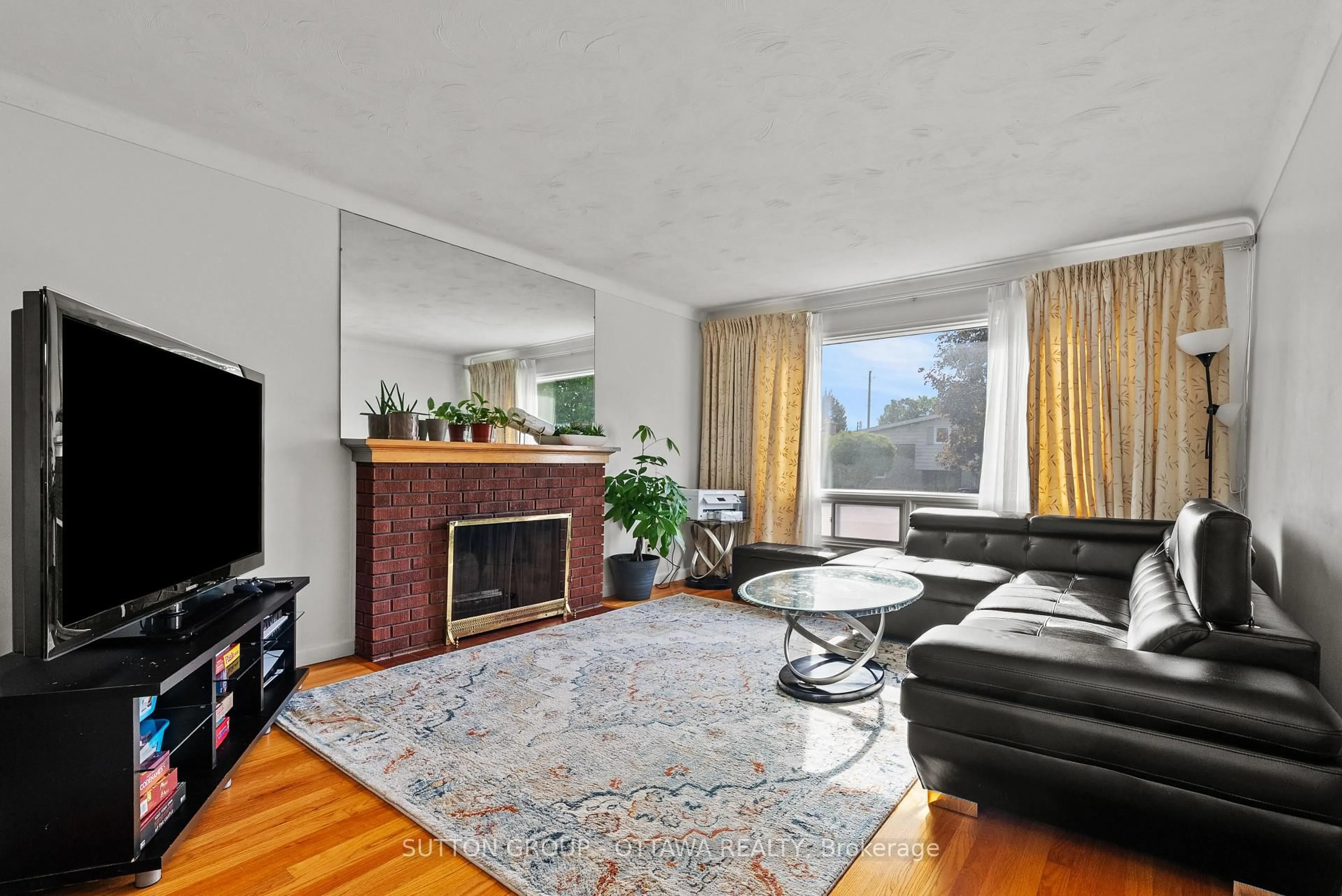 Living room with furniture, unknown for 1237 Whitmore Ave, Ottawa Ontario K2C 2N6