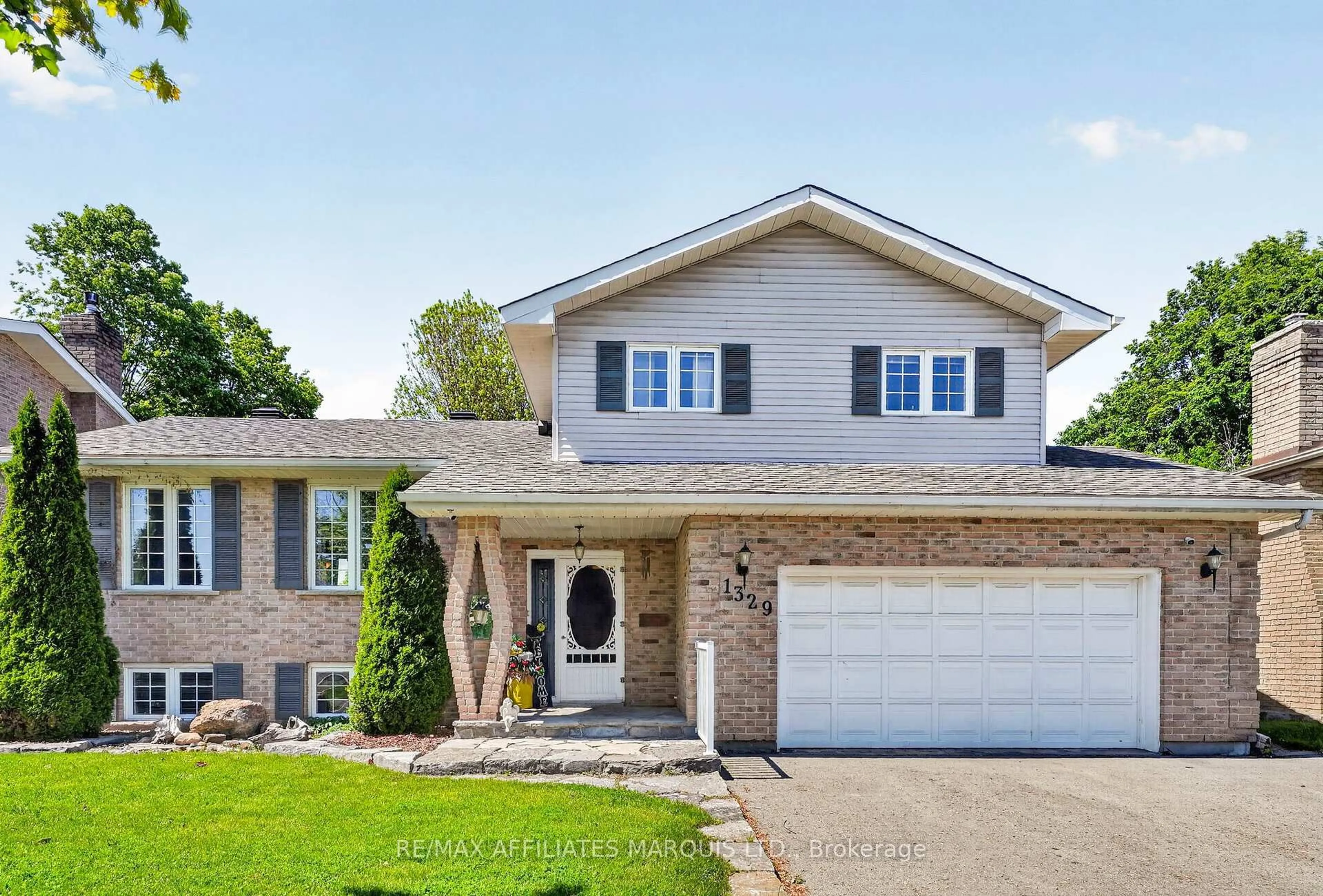 Home with vinyl exterior material, street for 1329 Patricia Pl, Cornwall Ontario K6H 6X9