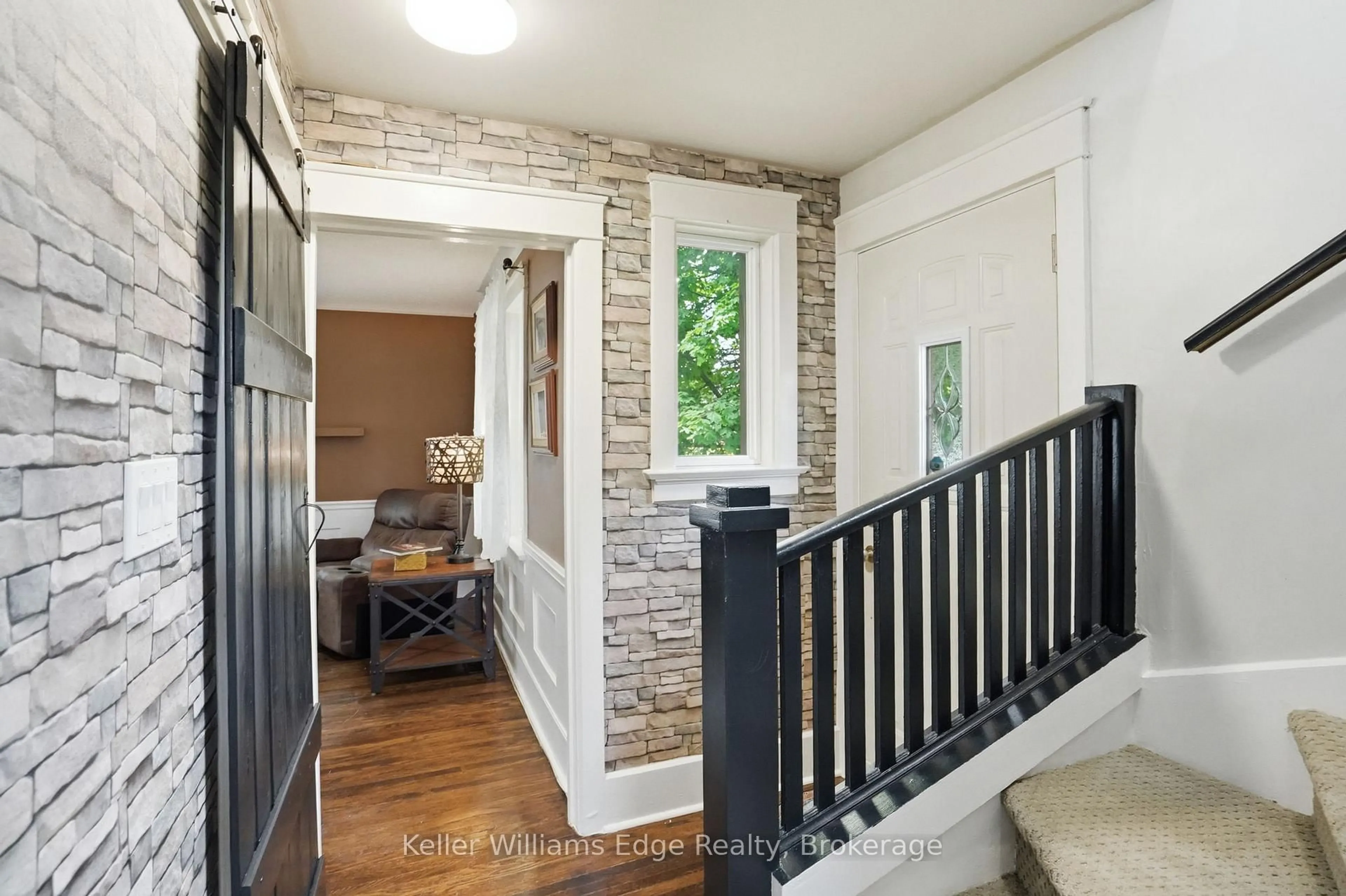Indoor entryway for 99 St Andrews St, Cambridge Ontario N1S 1M7
