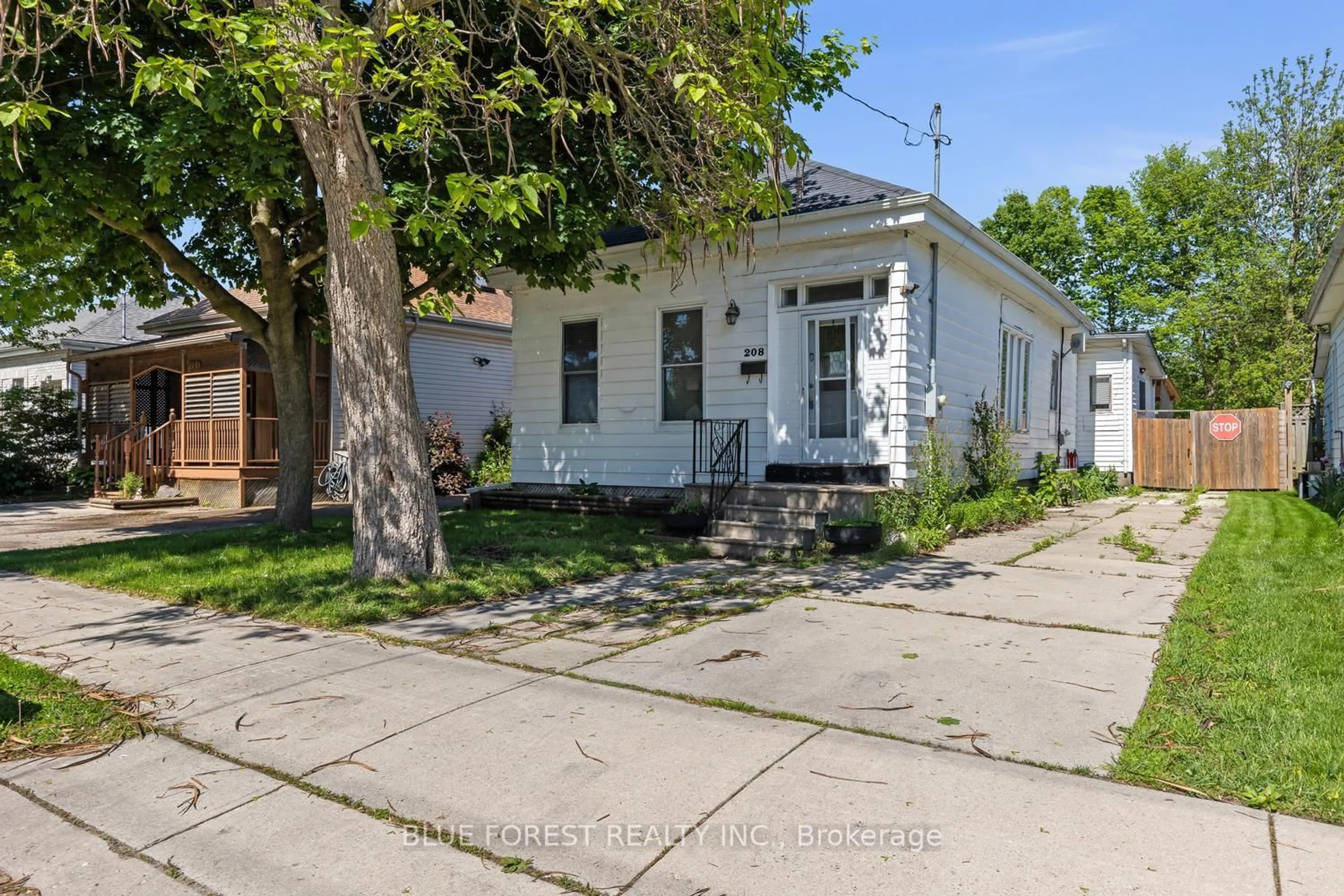 A pic from outside/outdoor area/front of a property/back of a property/a pic from drone, street for 208 Maitland St, London East Ontario N6B 2Y1
