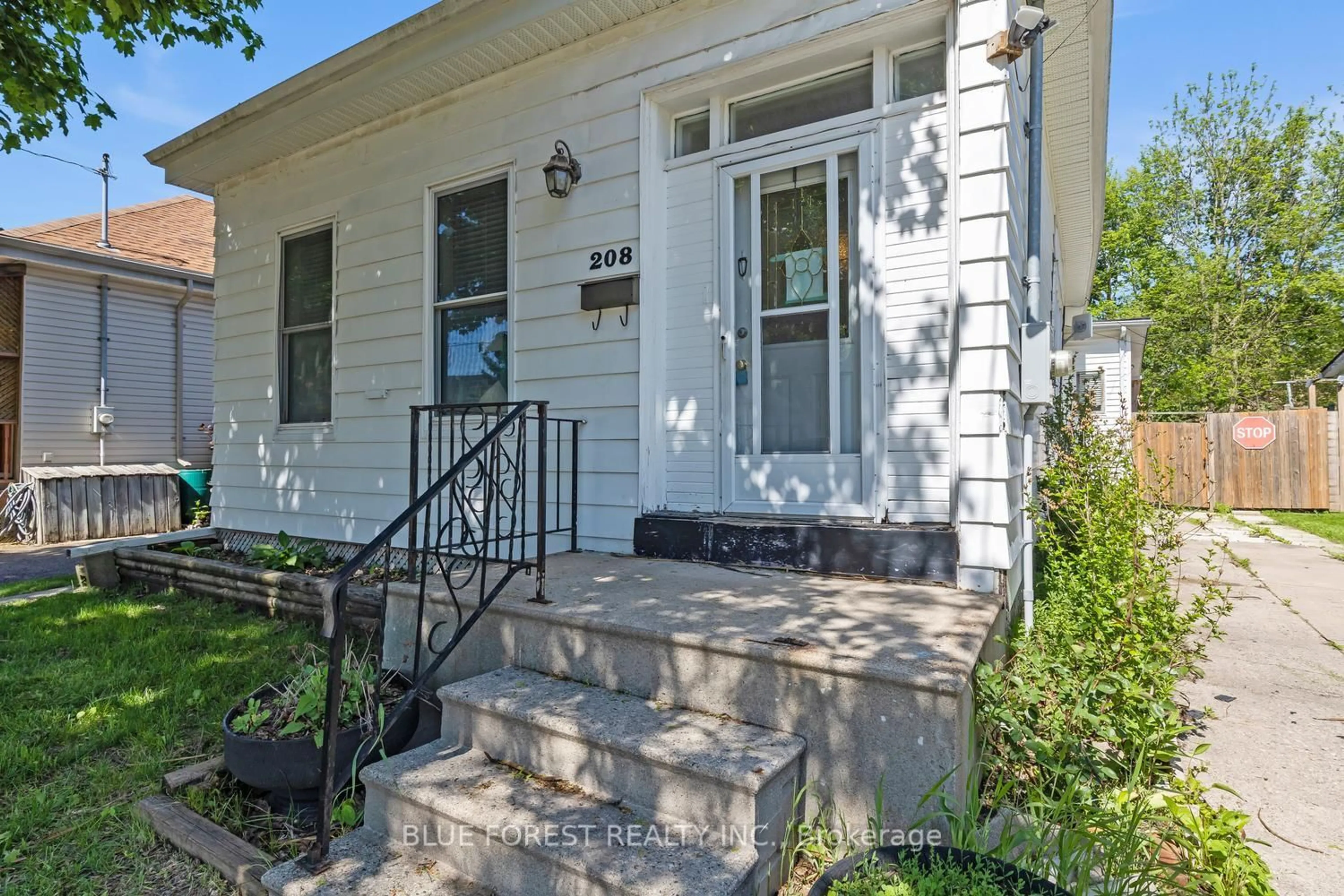 Unknown for 208 Maitland St, London East Ontario N6B 2Y1