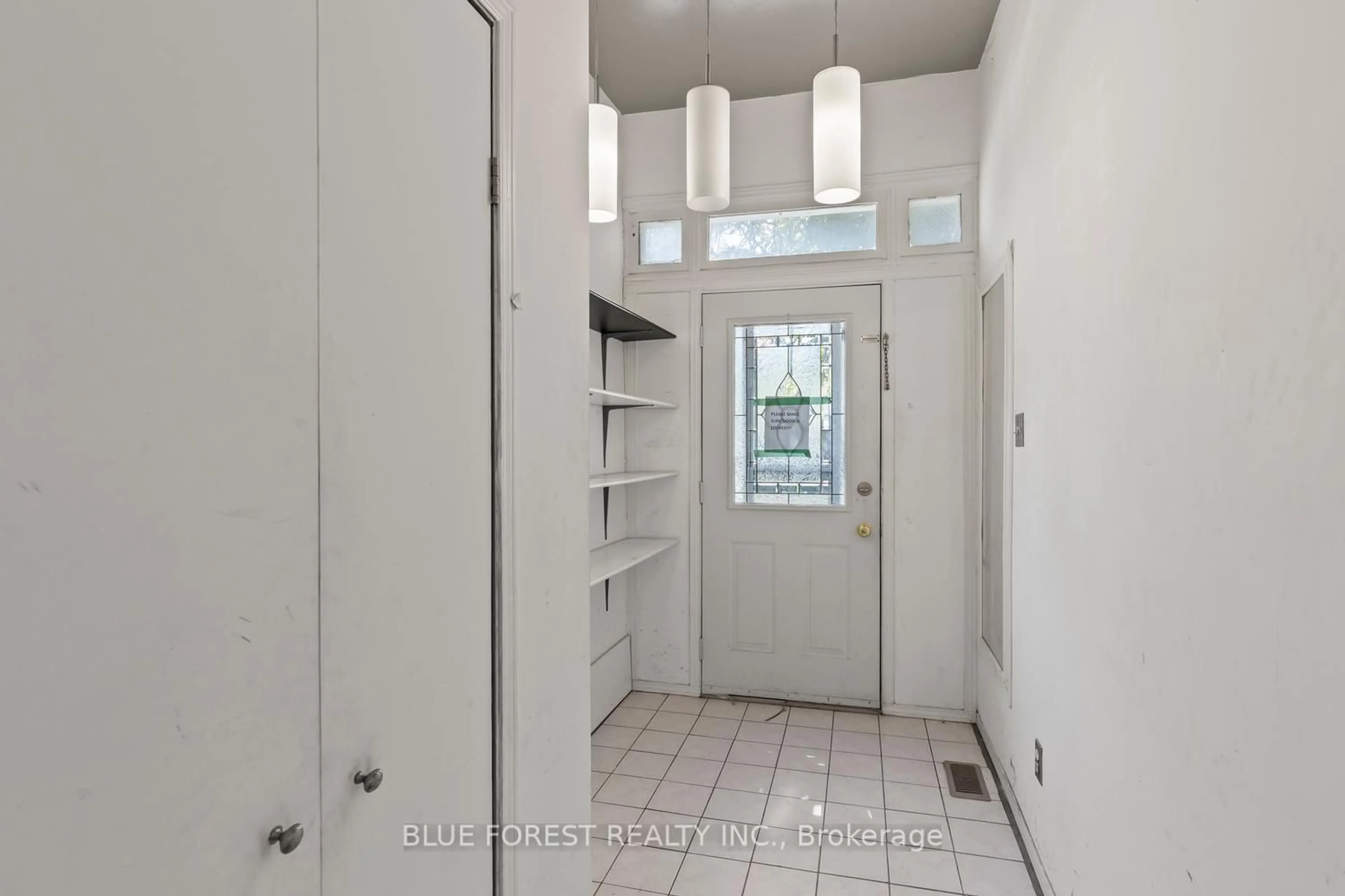 Indoor entryway for 208 Maitland St, London East Ontario N6B 2Y1