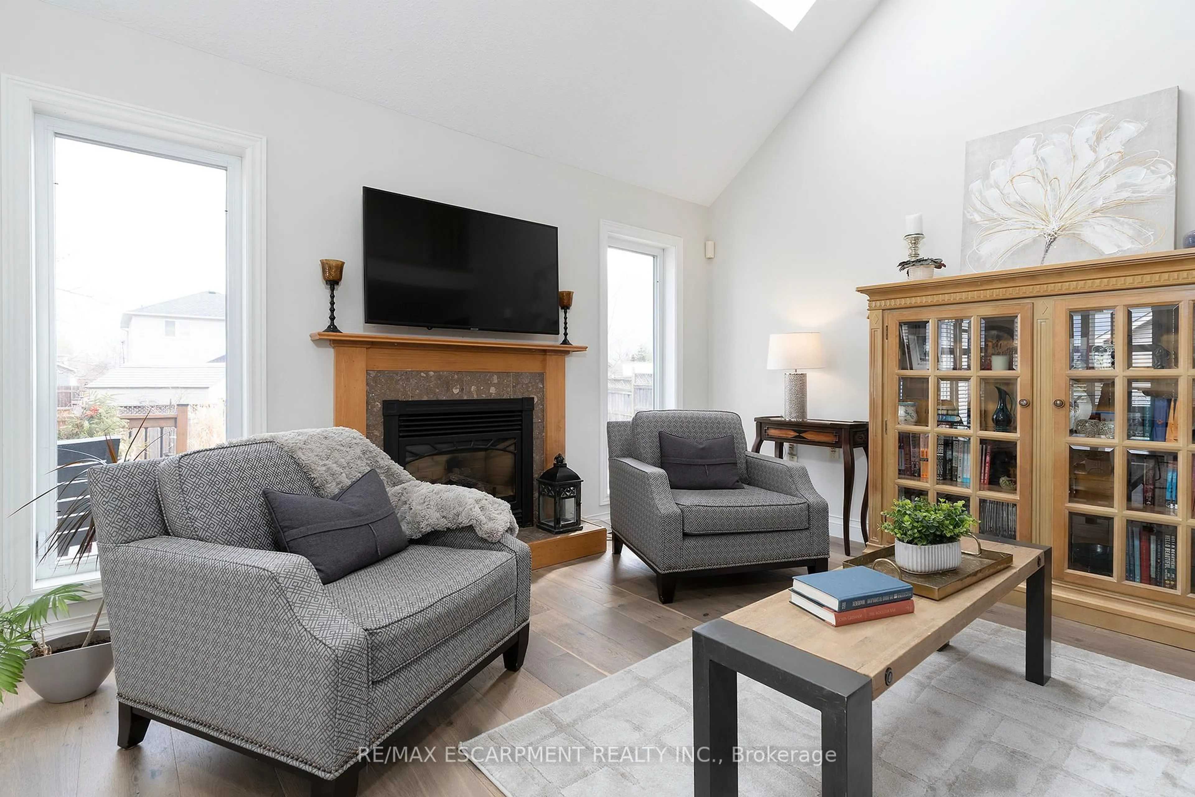 Living room with furniture, wood/laminate floor for 4021 Mountain St, Lincoln Ontario L3J 0K9
