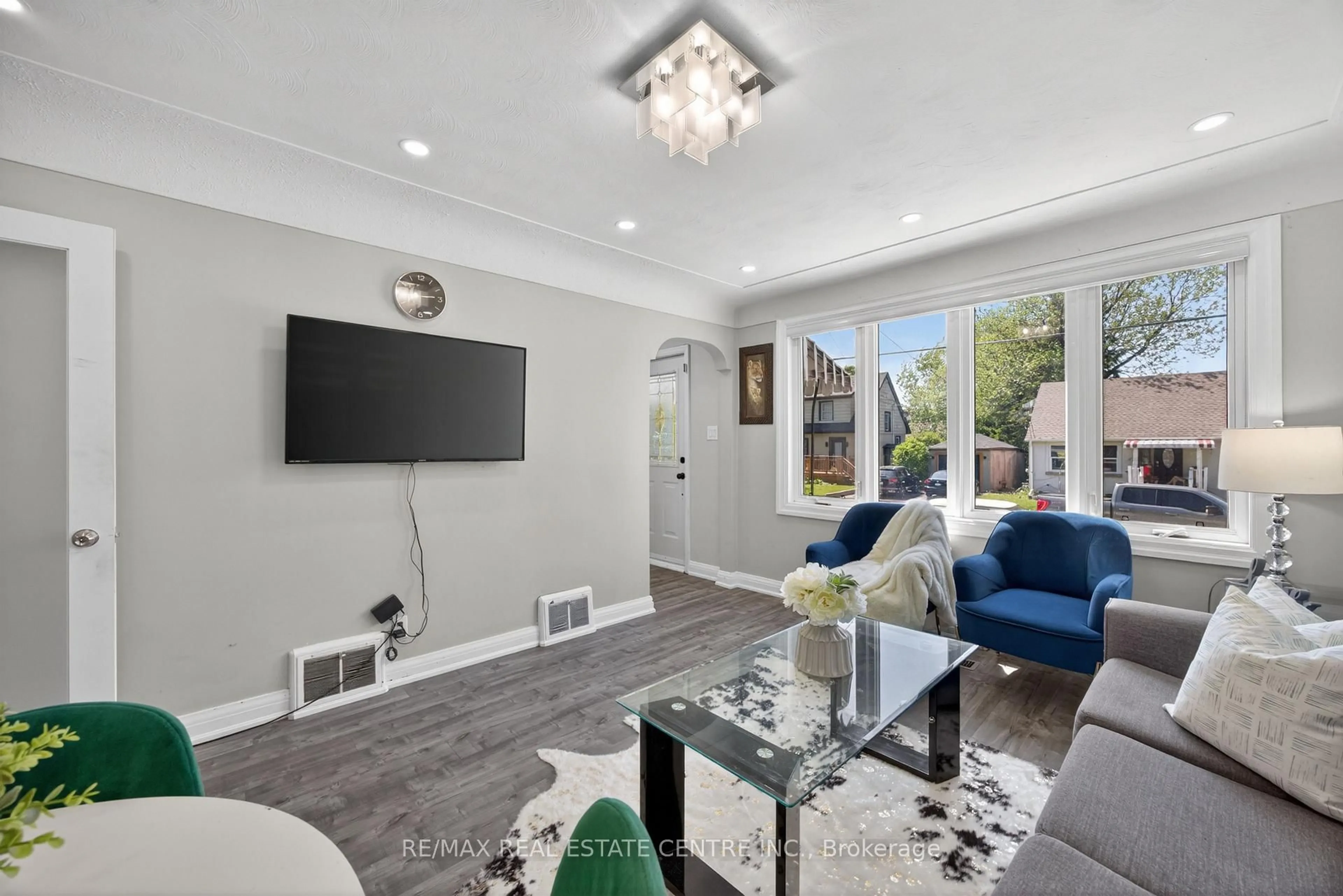 Living room with furniture, unknown for 43 West 1st St, Hamilton Ontario L9C 3B9