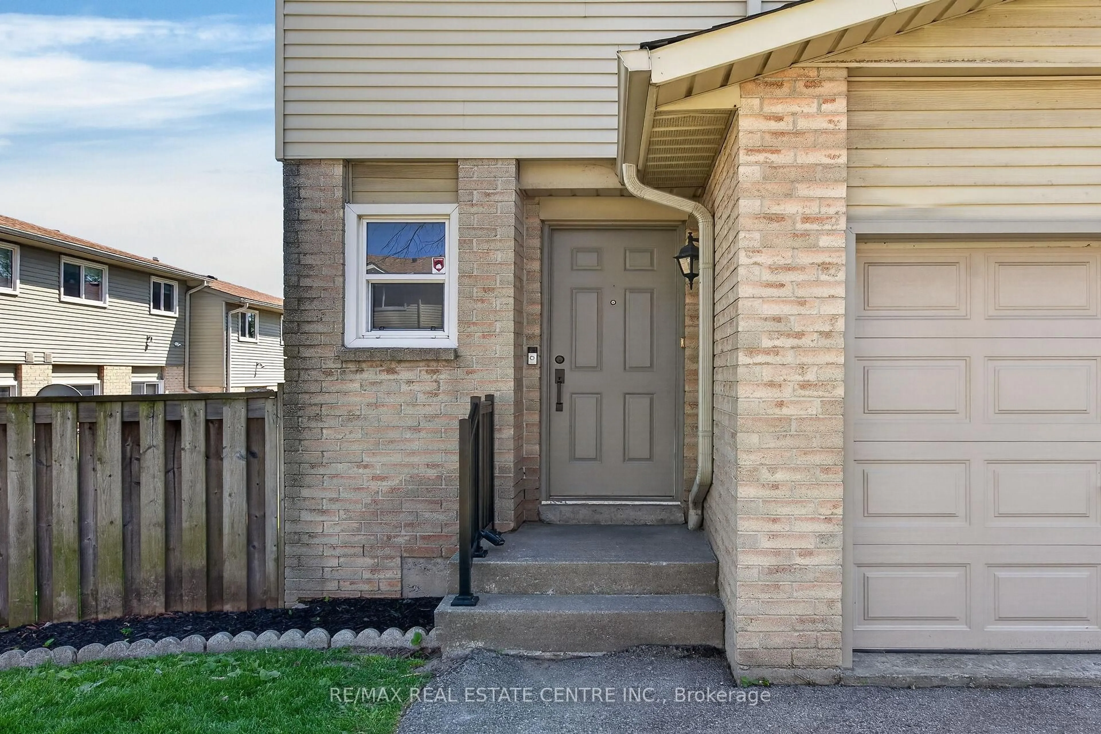 Unknown for 15 Derby St #32, Hamilton Ontario L8W 3T3