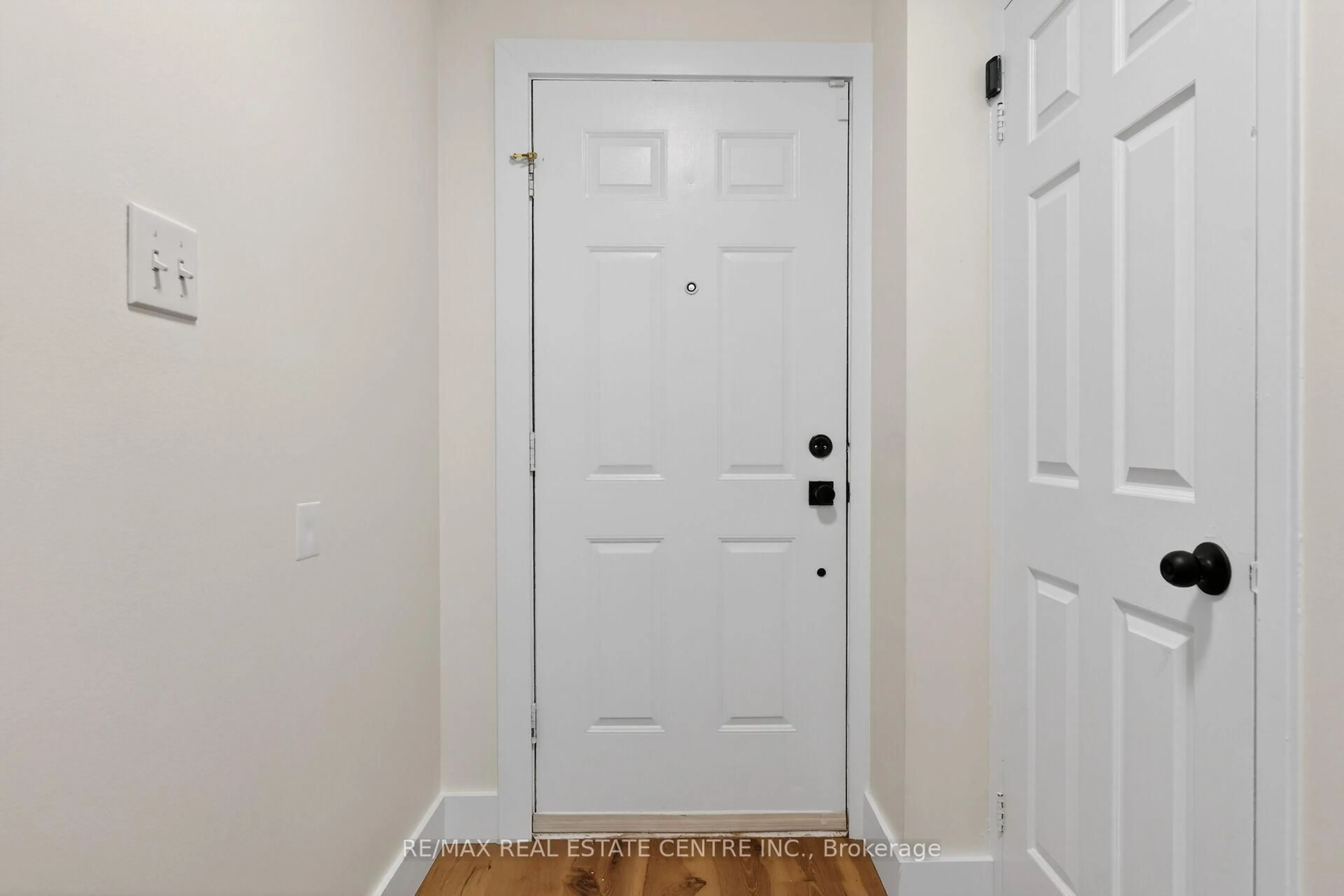 Indoor entryway for 15 Derby St #32, Hamilton Ontario L8W 3T3
