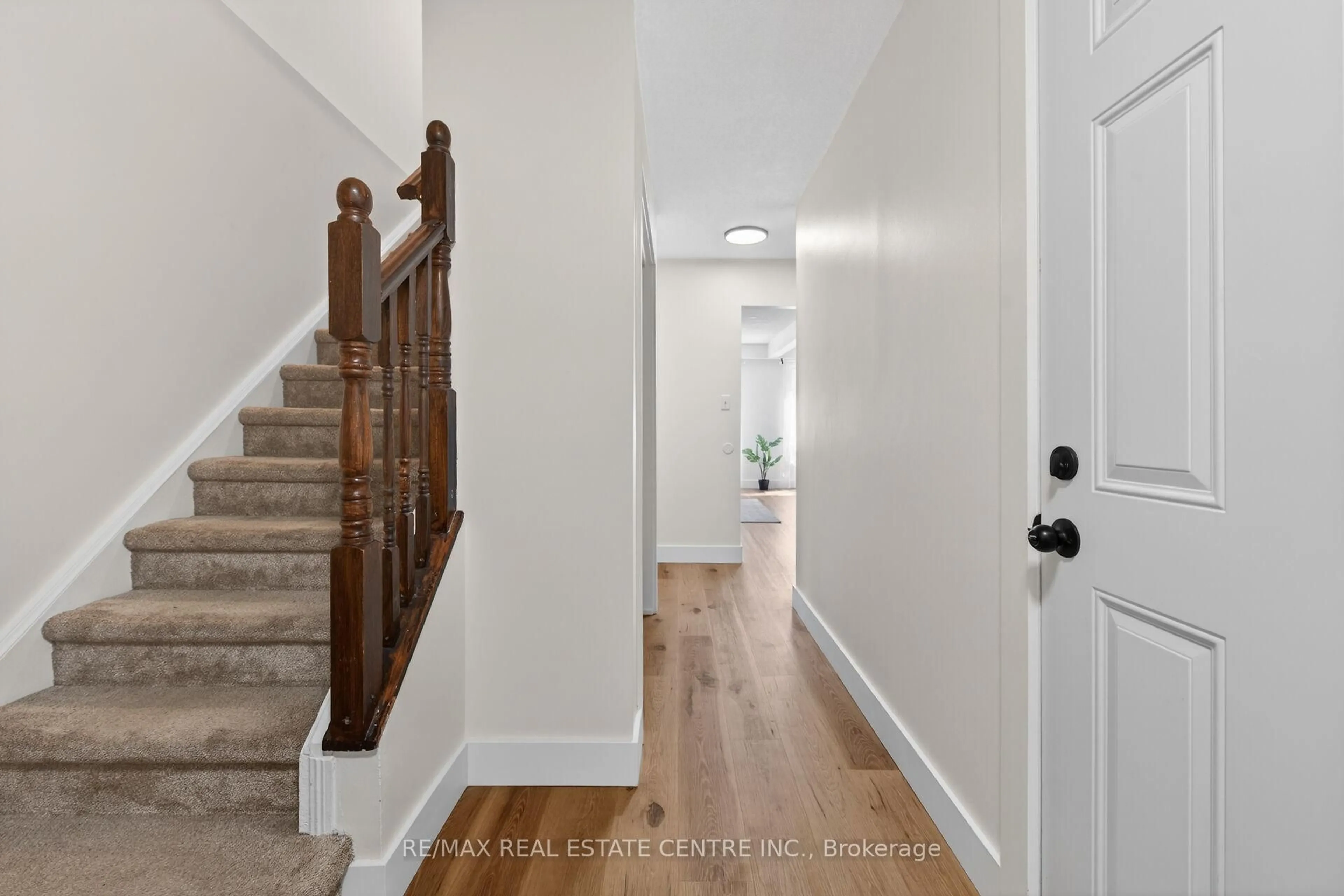 Indoor entryway for 15 Derby St #32, Hamilton Ontario L8W 3T3