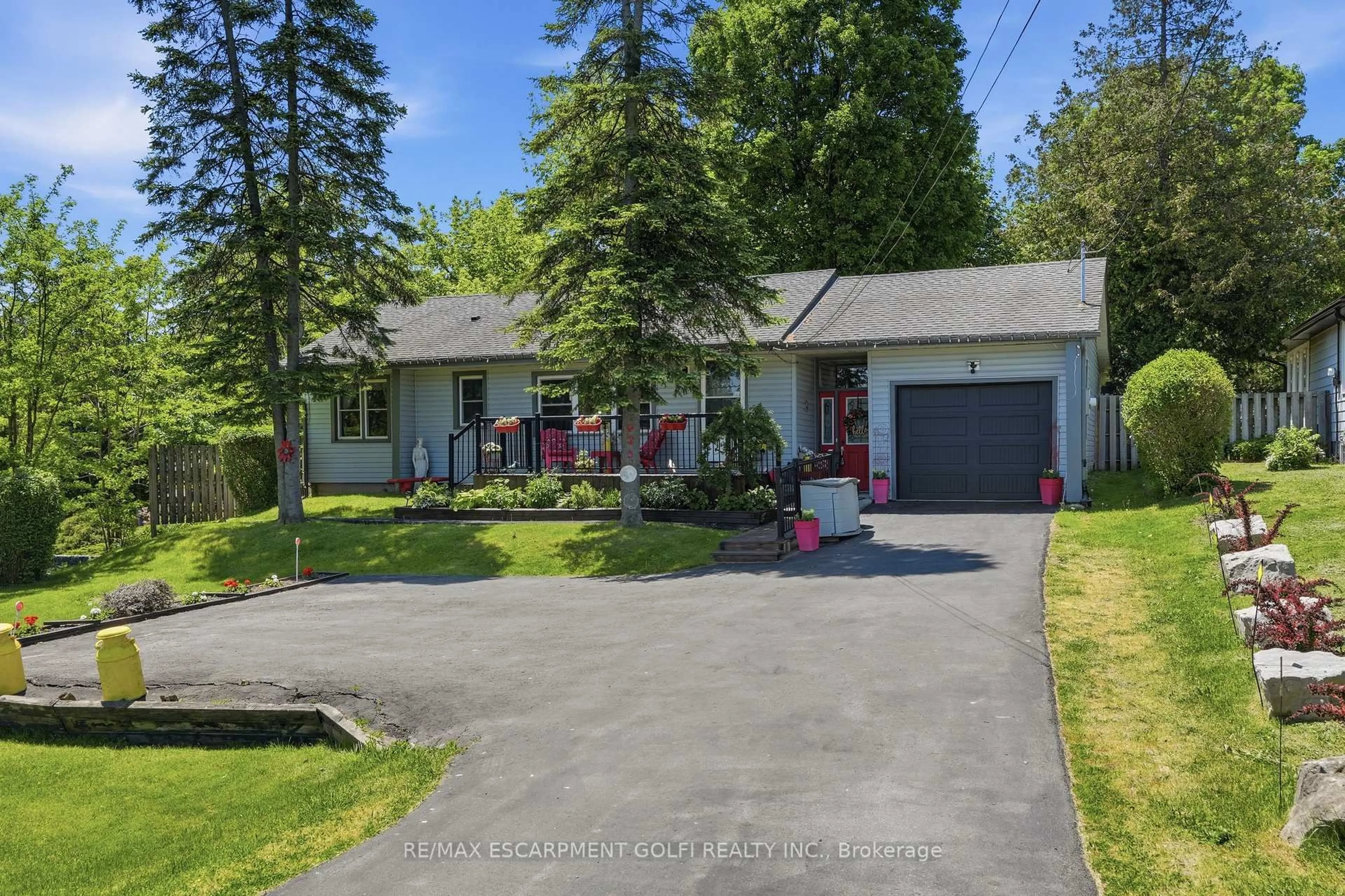 A pic from outside/outdoor area/front of a property/back of a property/a pic from drone, street for 925 HIGHWAY 6 N, Hamilton Ontario L8N 2Z7