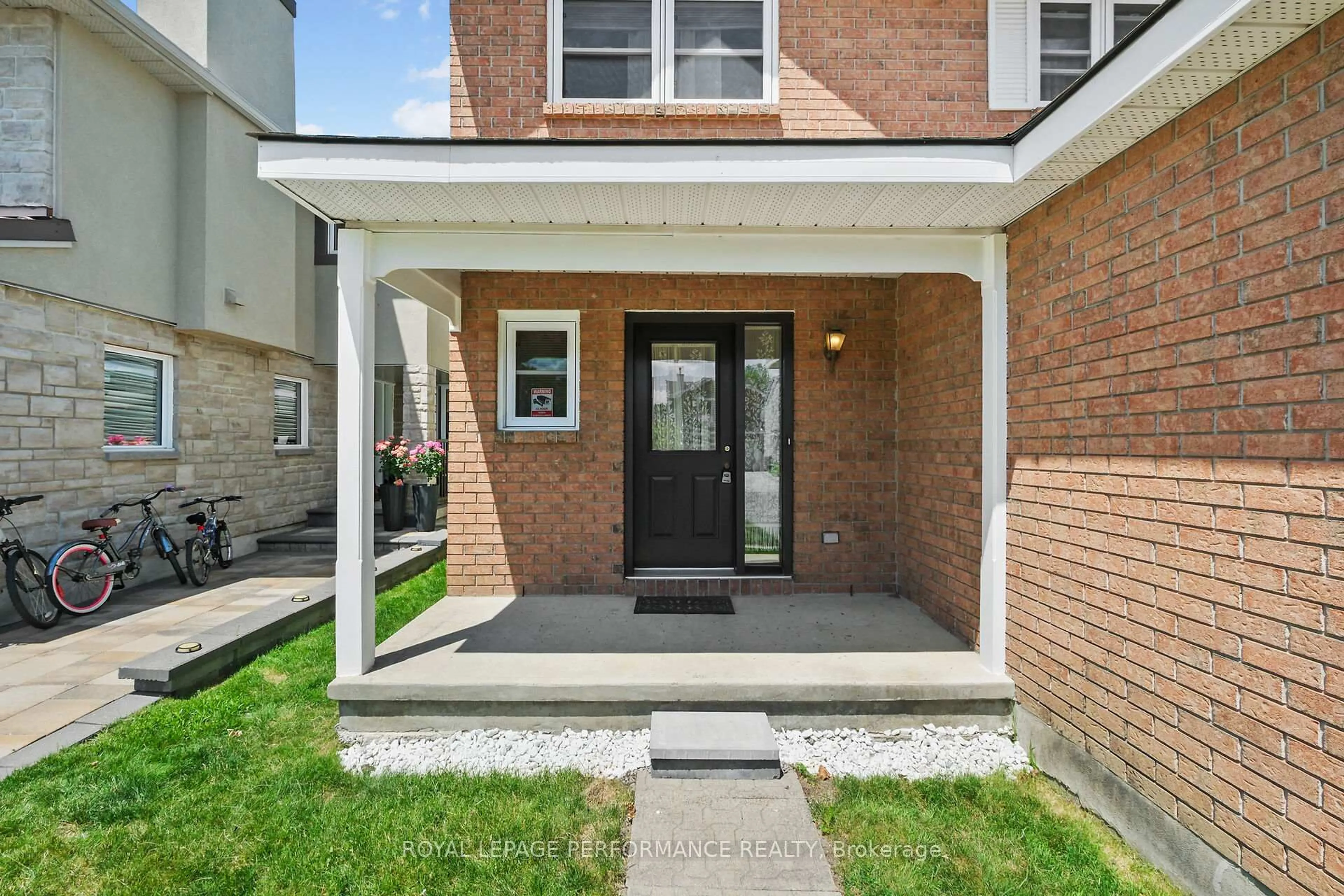 Indoor entryway for 9 Saddle Cres, Ottawa Ontario K1G 5L4