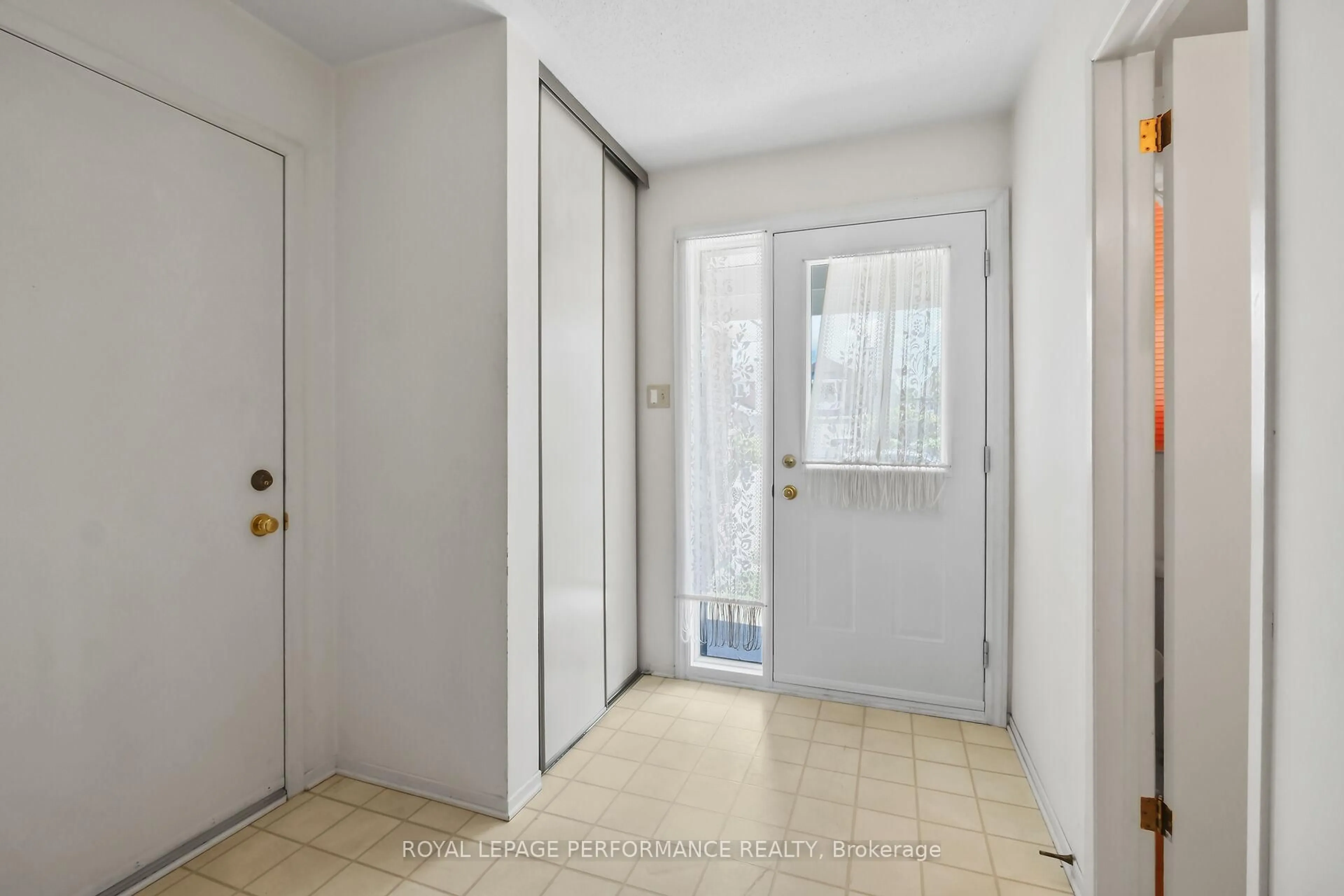 Indoor entryway for 9 Saddle Cres, Ottawa Ontario K1G 5L4