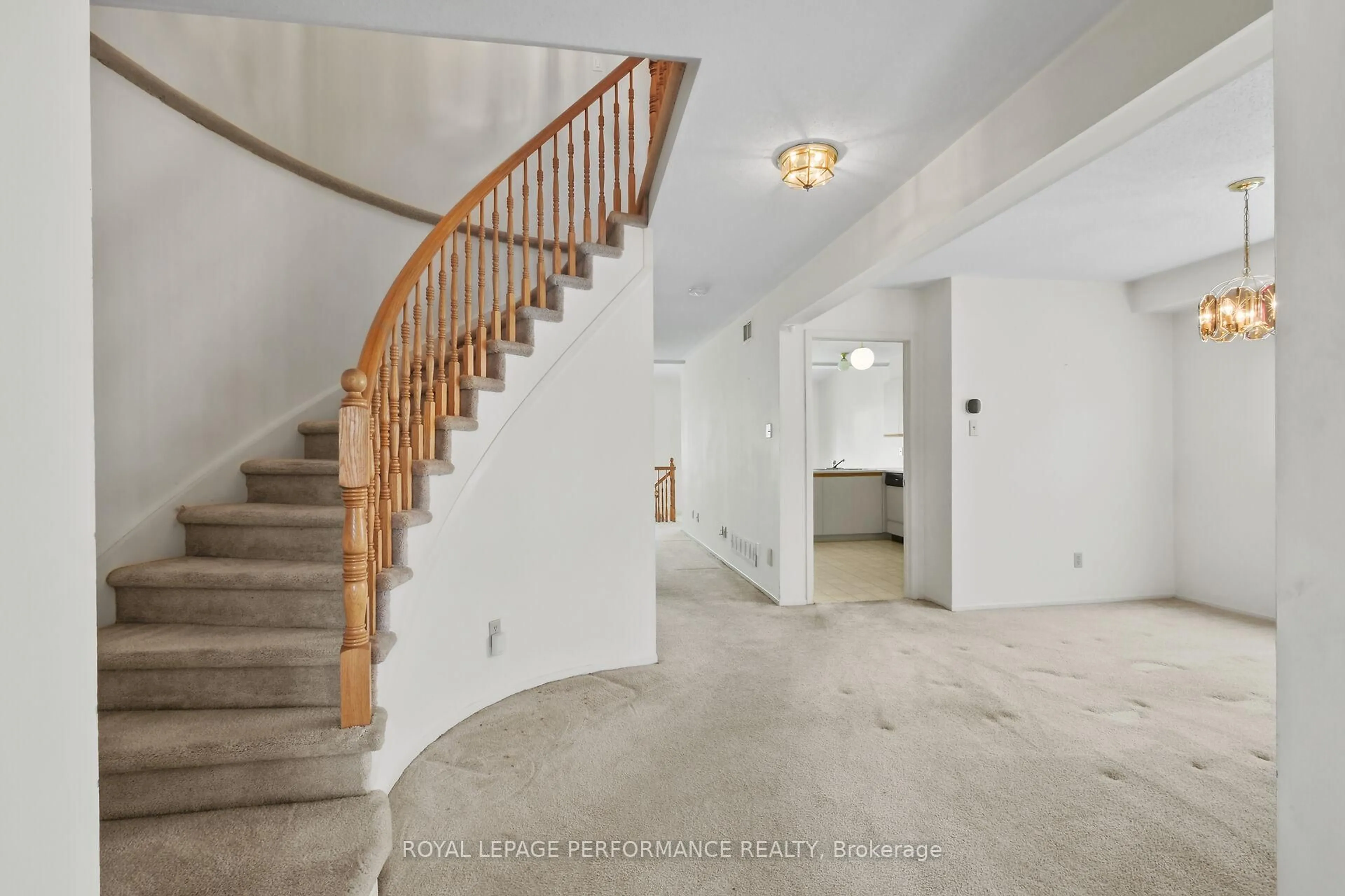 Indoor foyer for 9 Saddle Cres, Ottawa Ontario K1G 5L4