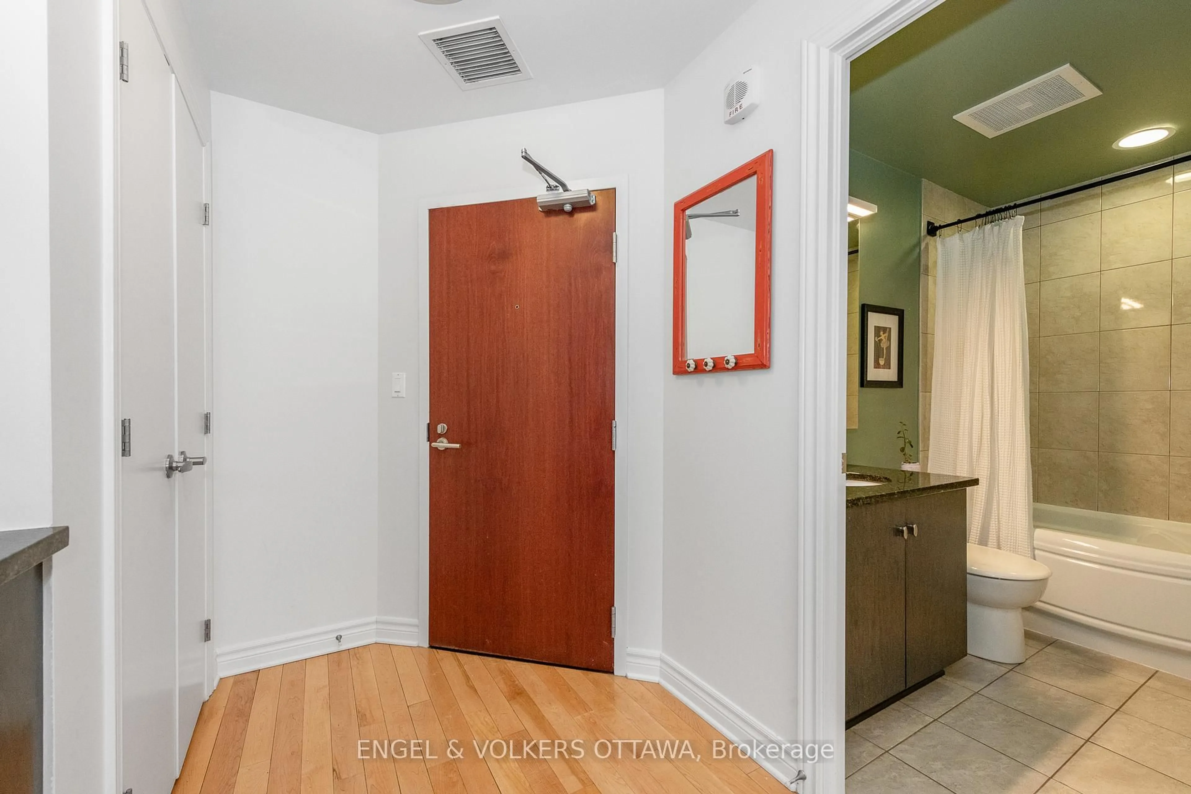Indoor entryway for 575 Byron Ave #312, Ottawa Ontario K2A 1R7