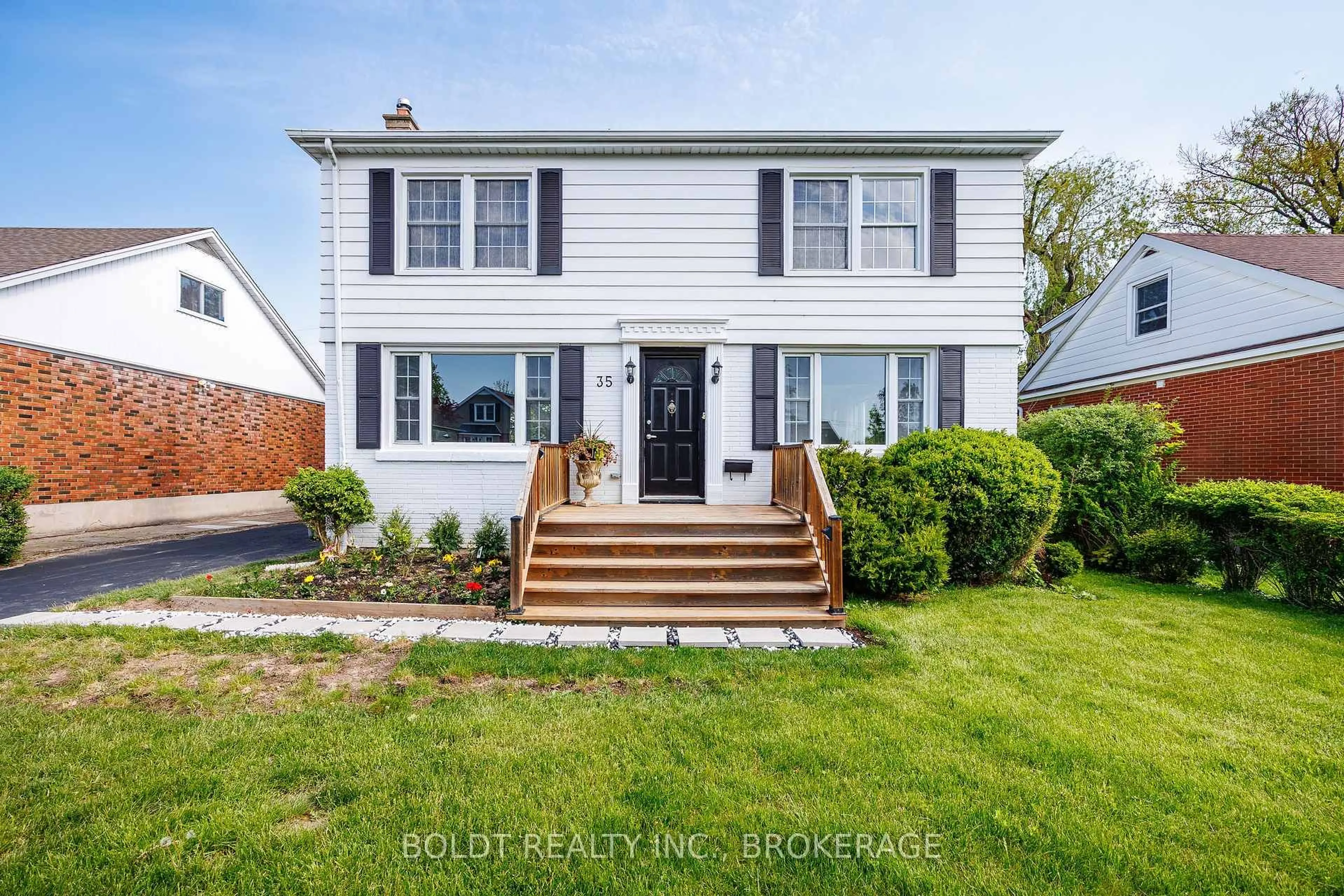 Home with vinyl exterior material, street for 35 Rivercrest Dr, St. Catharines Ontario L2T 2P3