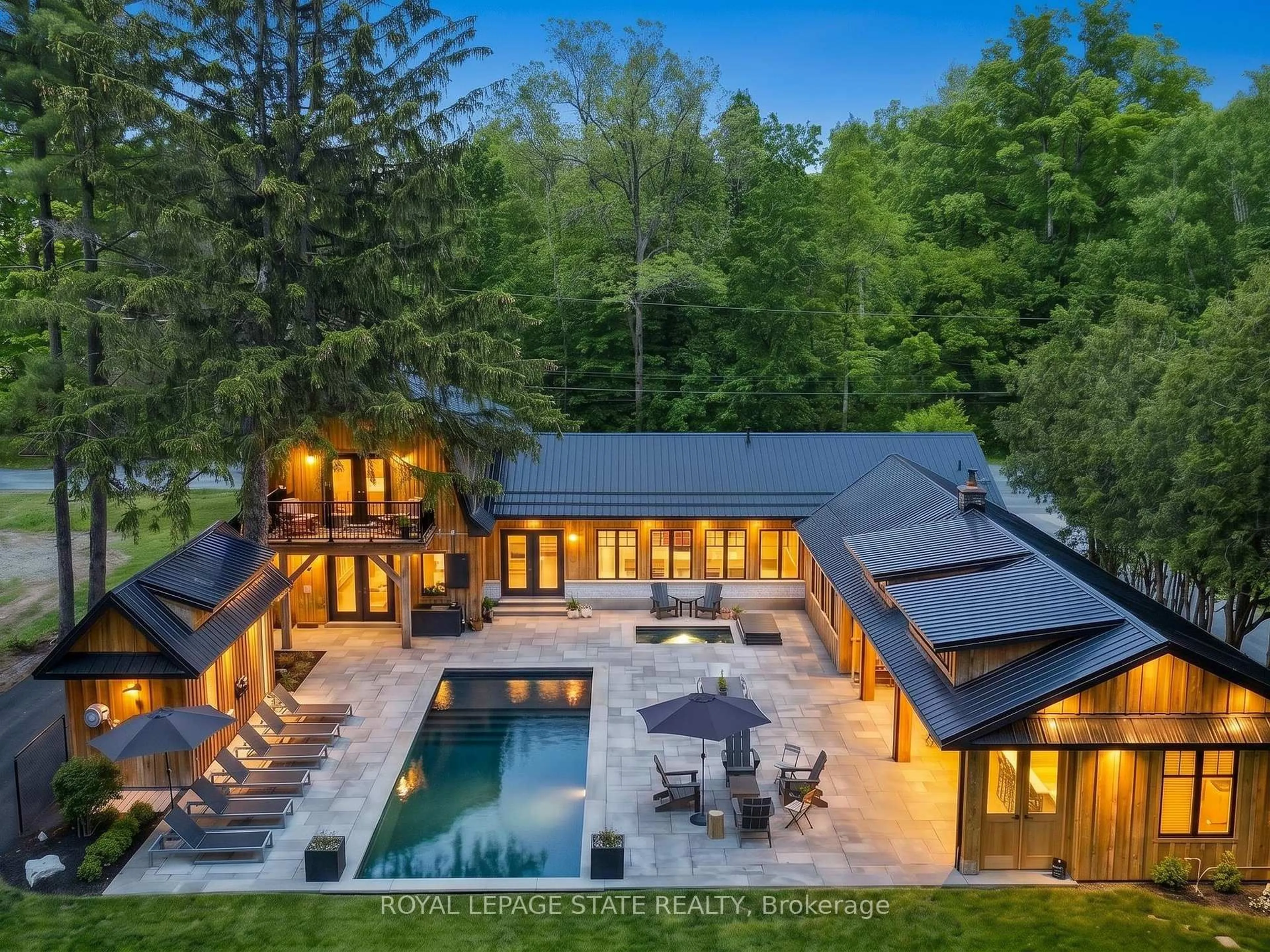 A pic from outside/outdoor area/front of a property/back of a property/a pic from drone, unknown for 1065 Milburough Line, Hamilton Ontario L8B 1R1
